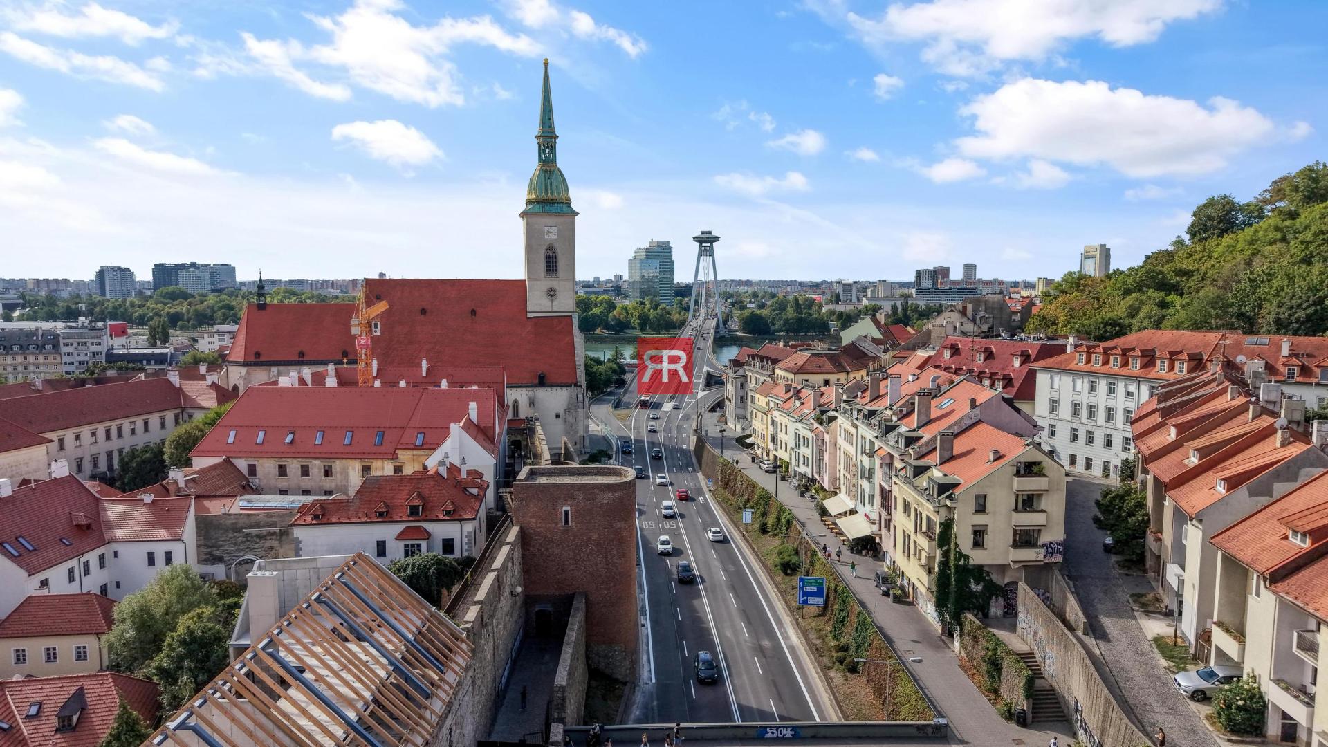 HERRYS – For sale attractive 4-room flat with parking on the prestigious Mikulášská st in Podhradie.
