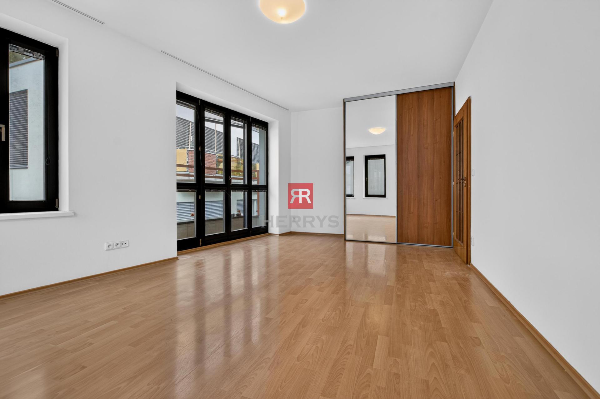 HERRYS – For sale attractive 4-room flat with parking on the prestigious Mikulášská st in Podhradie.