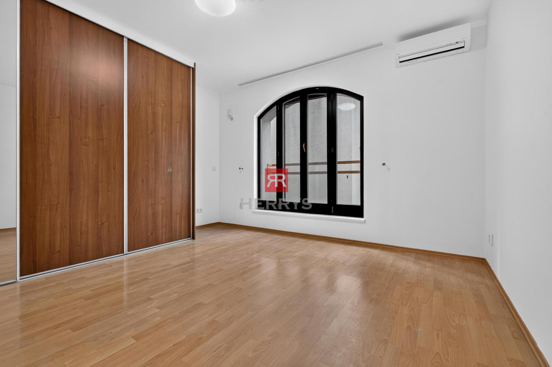 HERRYS – For sale attractive 4-room flat with parking on the prestigious Mikulášská st in Podhradie.