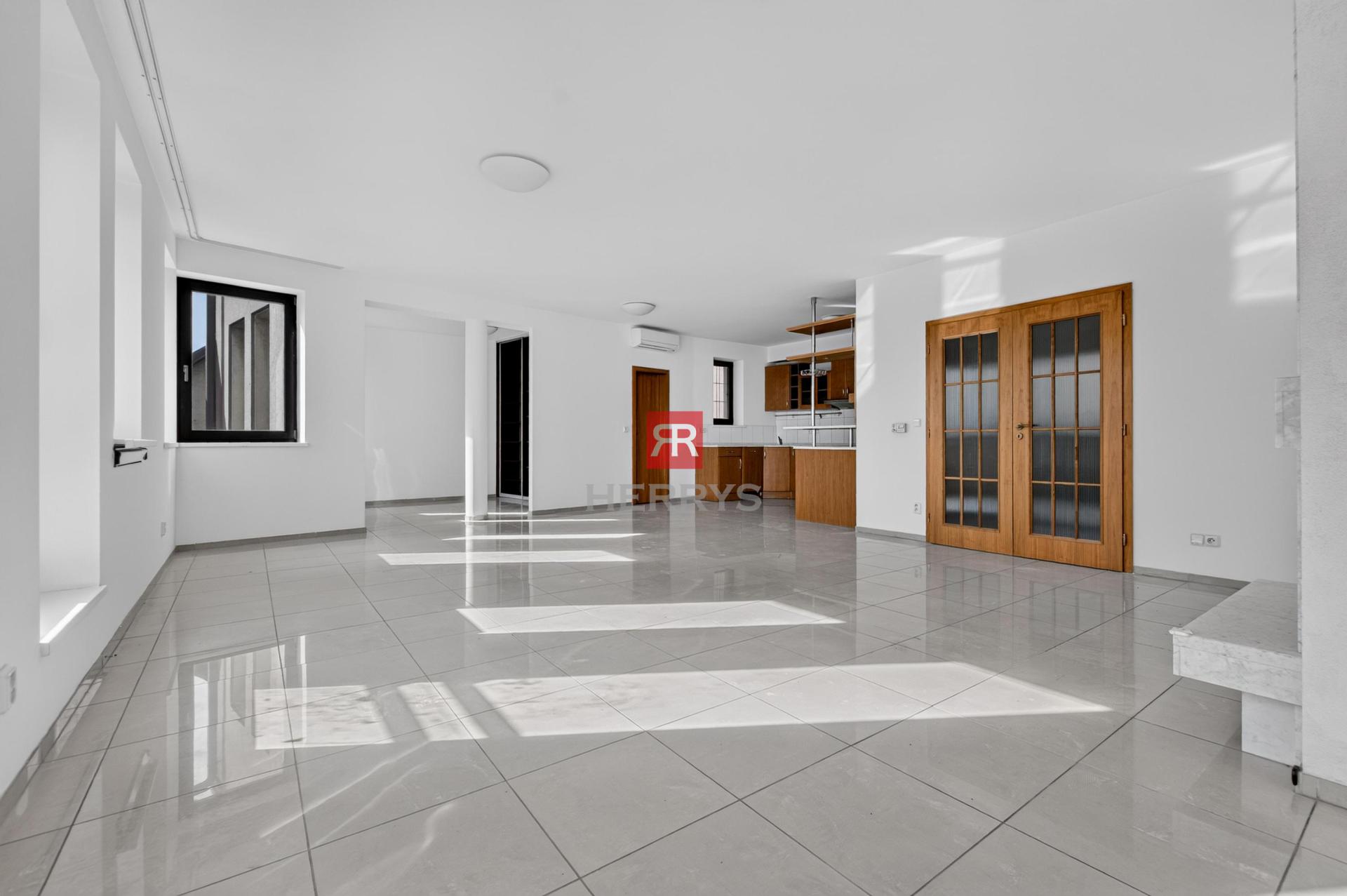 HERRYS – For sale attractive 4-room flat with parking on the prestigious Mikulášská st in Podhradie.