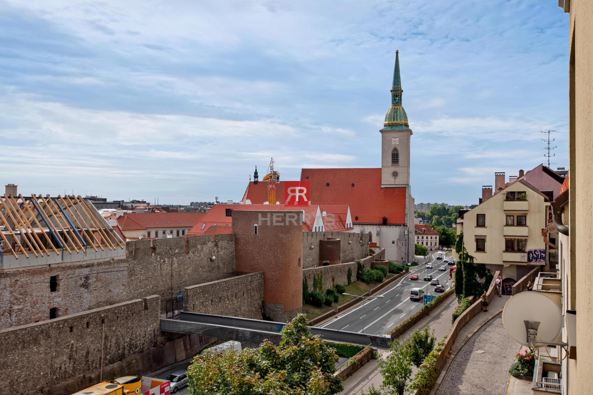 HERRYS – For sale attractive 4-room flat with parking on the prestigious Mikulášská st in Podhradie.