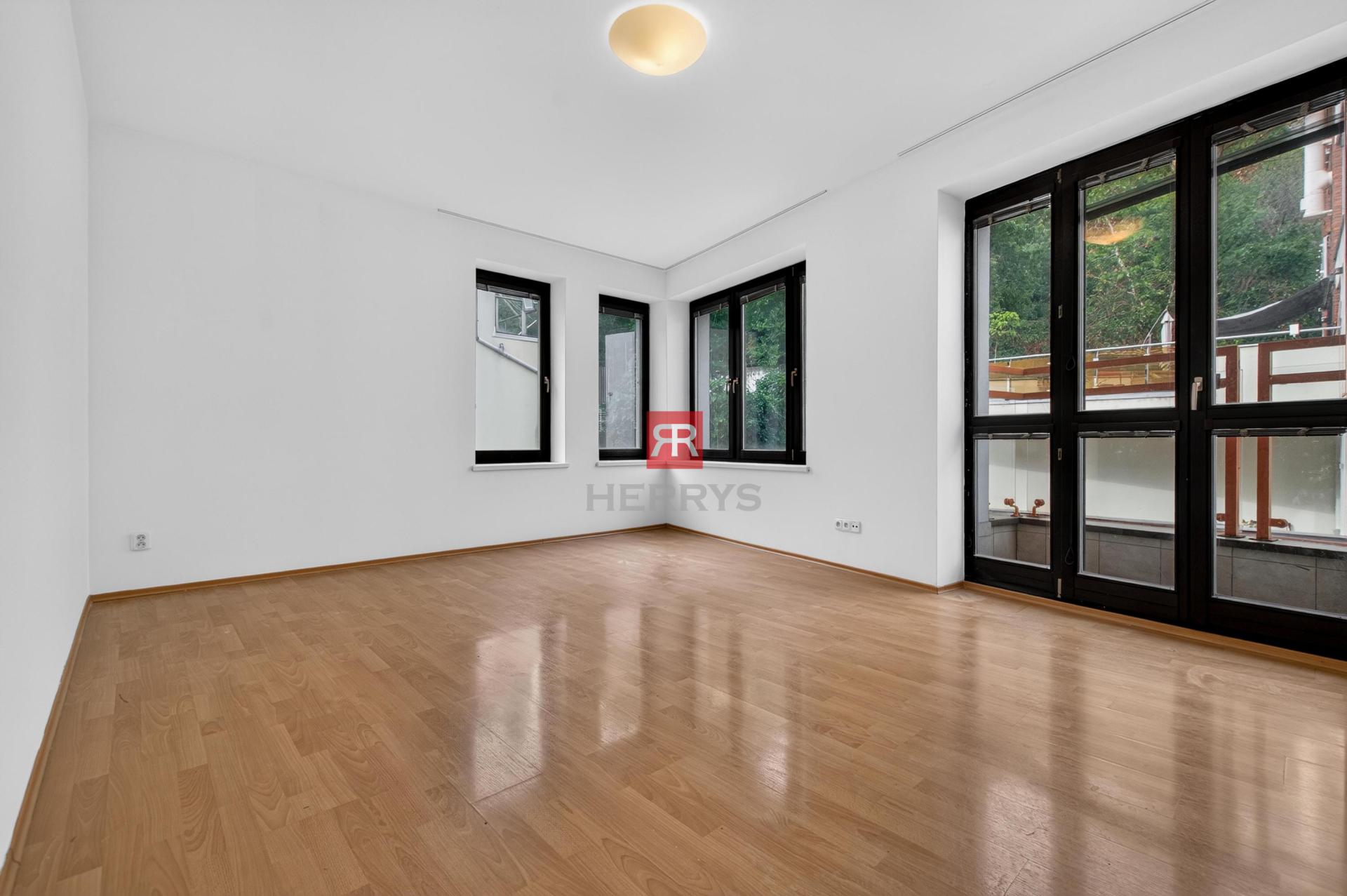 HERRYS – For sale attractive 4-room flat with parking on the prestigious Mikulášská st in Podhradie.