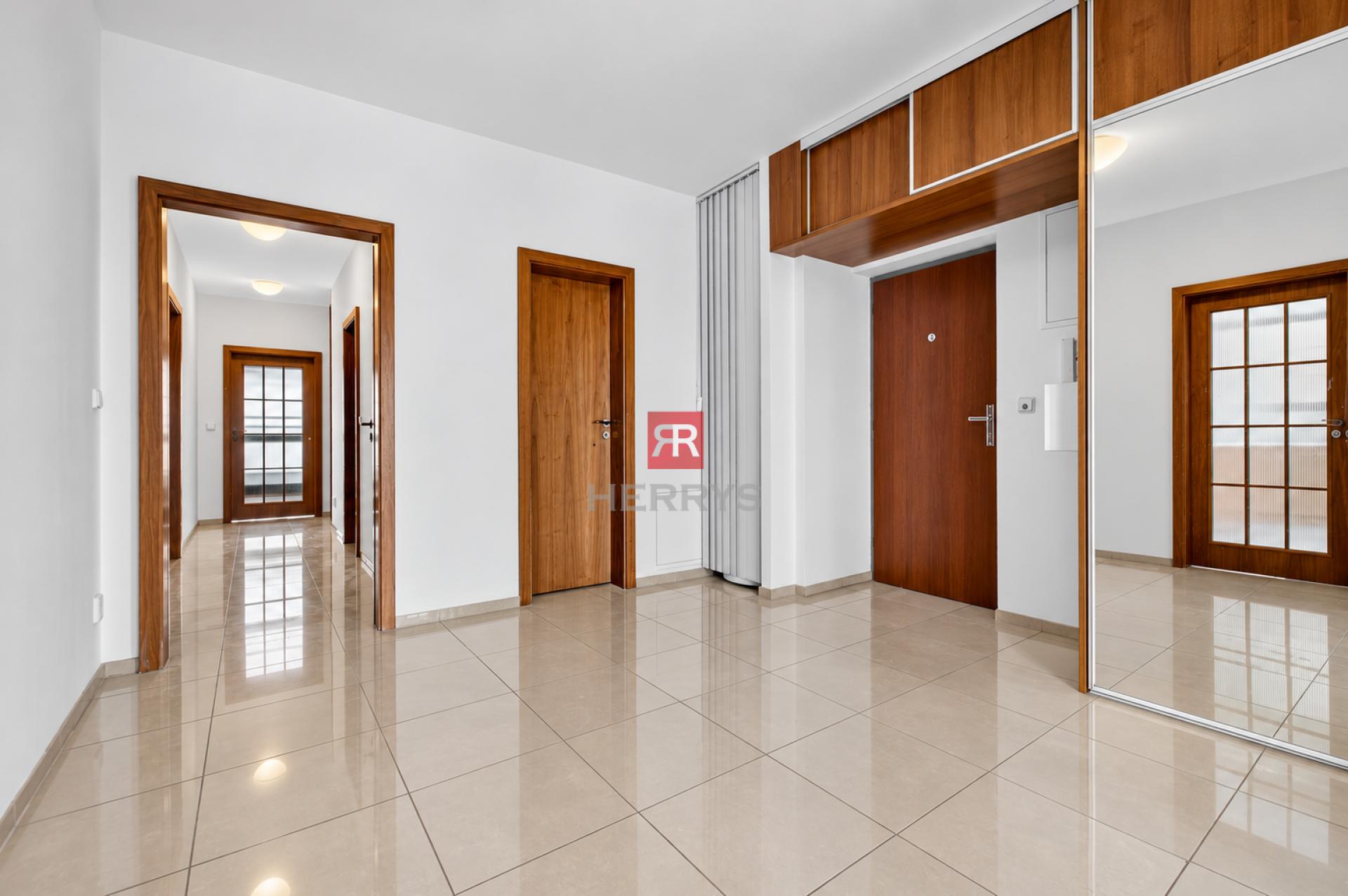 HERRYS – For sale attractive 4-room flat with parking on the prestigious Mikulášská st in Podhradie.