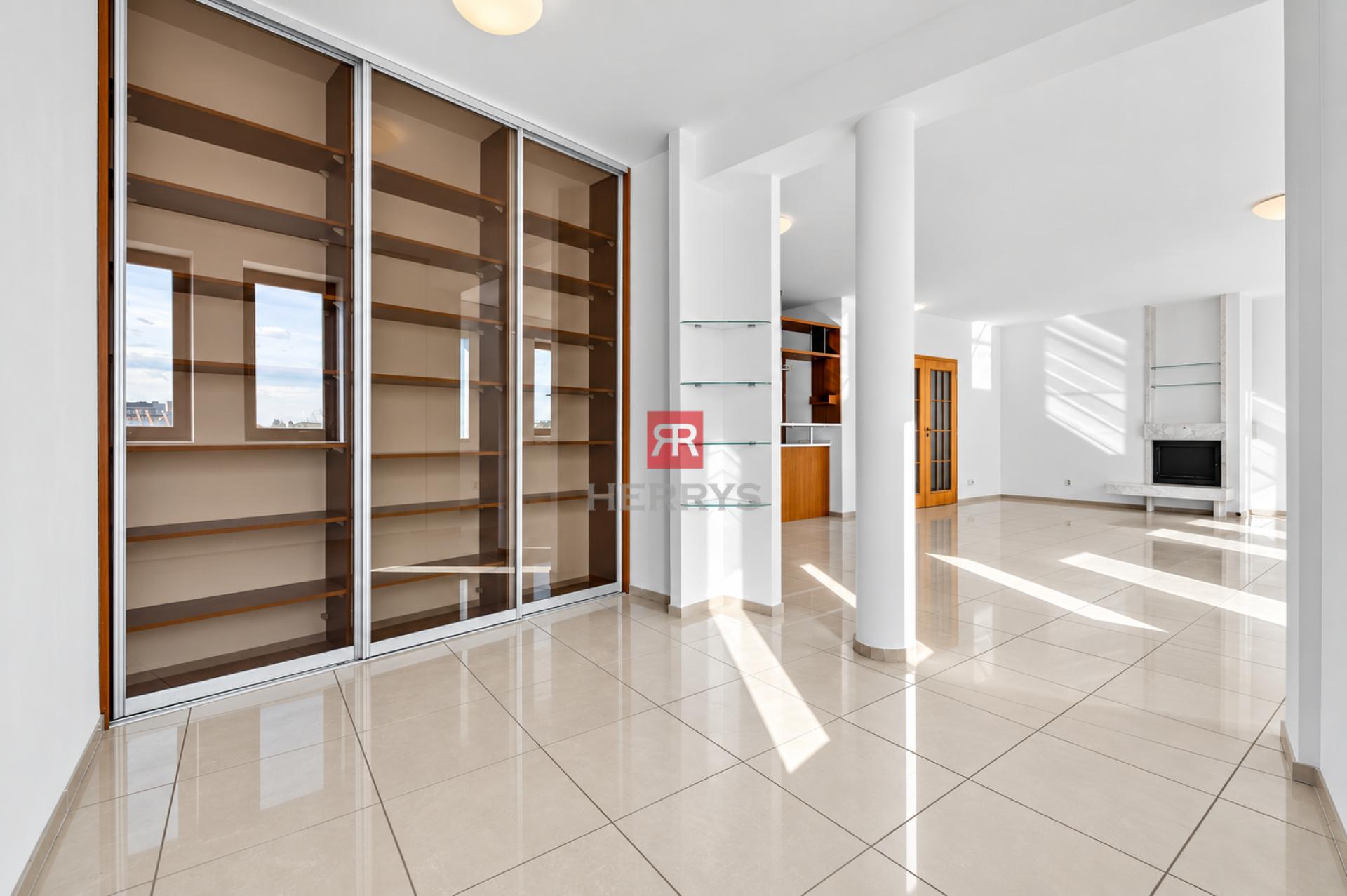 HERRYS – For sale attractive 4-room flat with parking on the prestigious Mikulášská st in Podhradie.