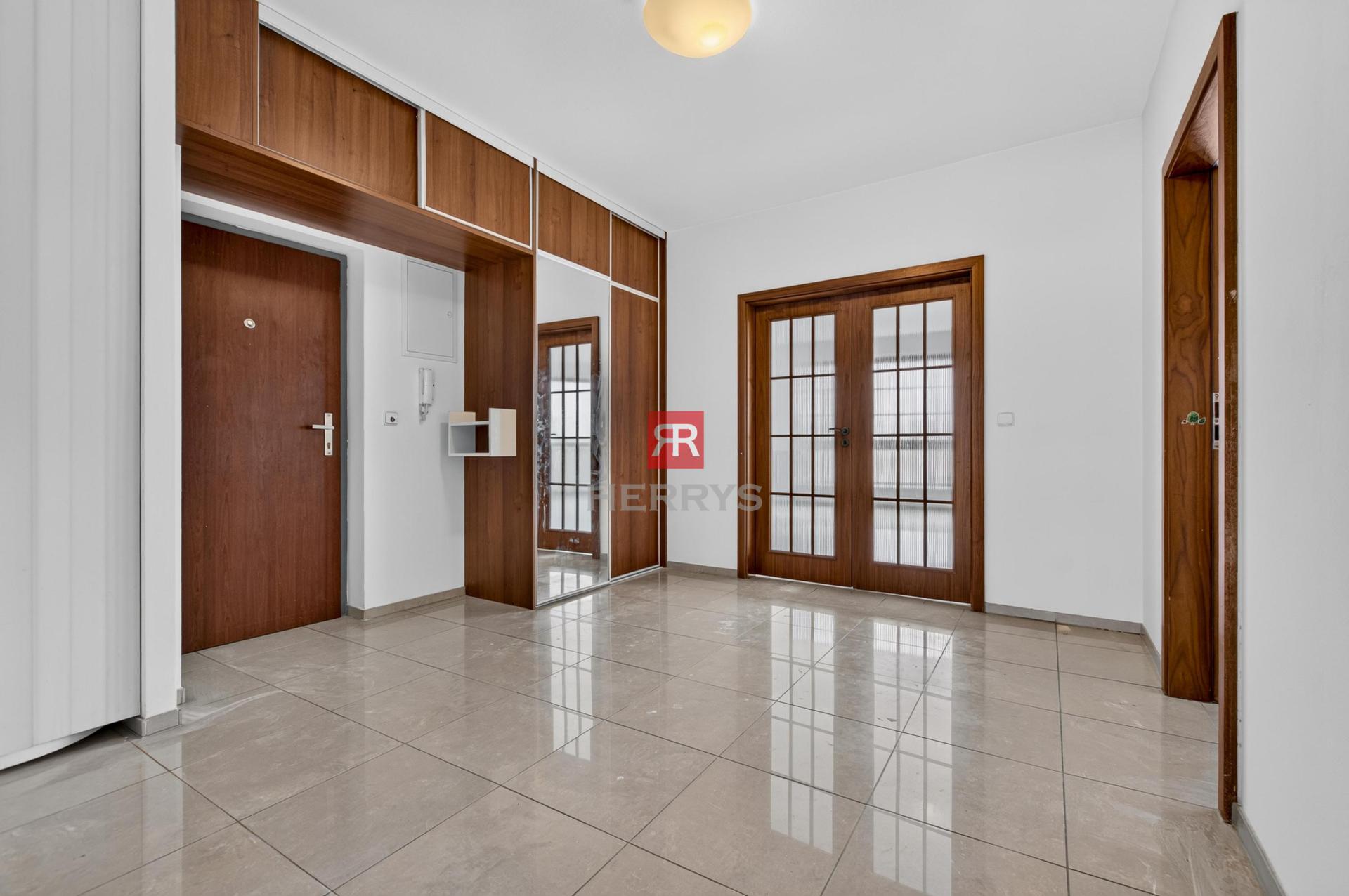 HERRYS – For sale attractive 4-room flat with parking on the prestigious Mikulášská st in Podhradie.