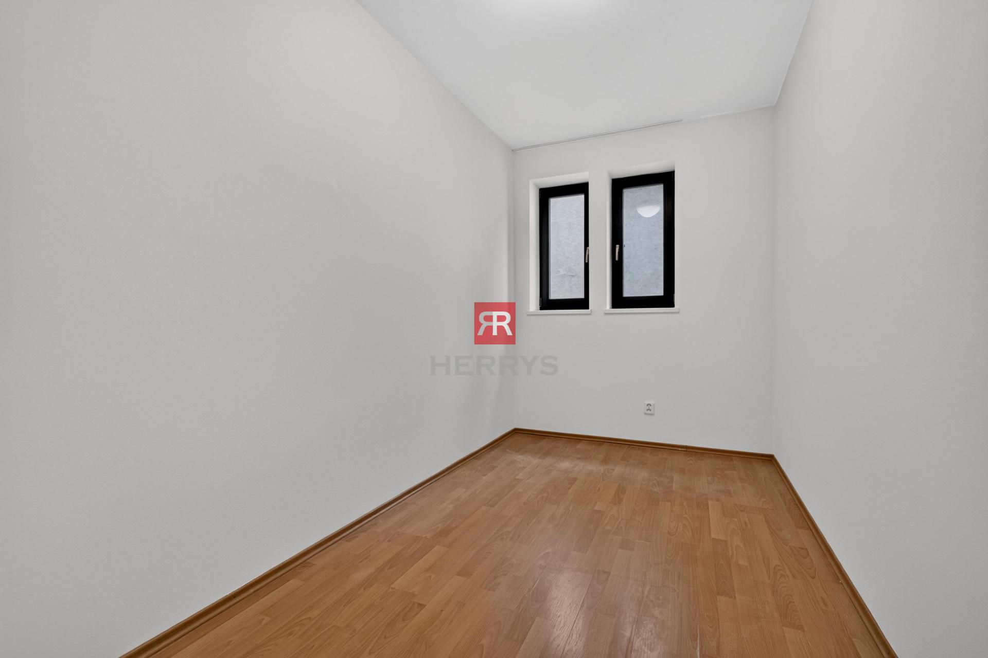 HERRYS – For sale attractive 4-room flat with parking on the prestigious Mikulášská st in Podhradie.