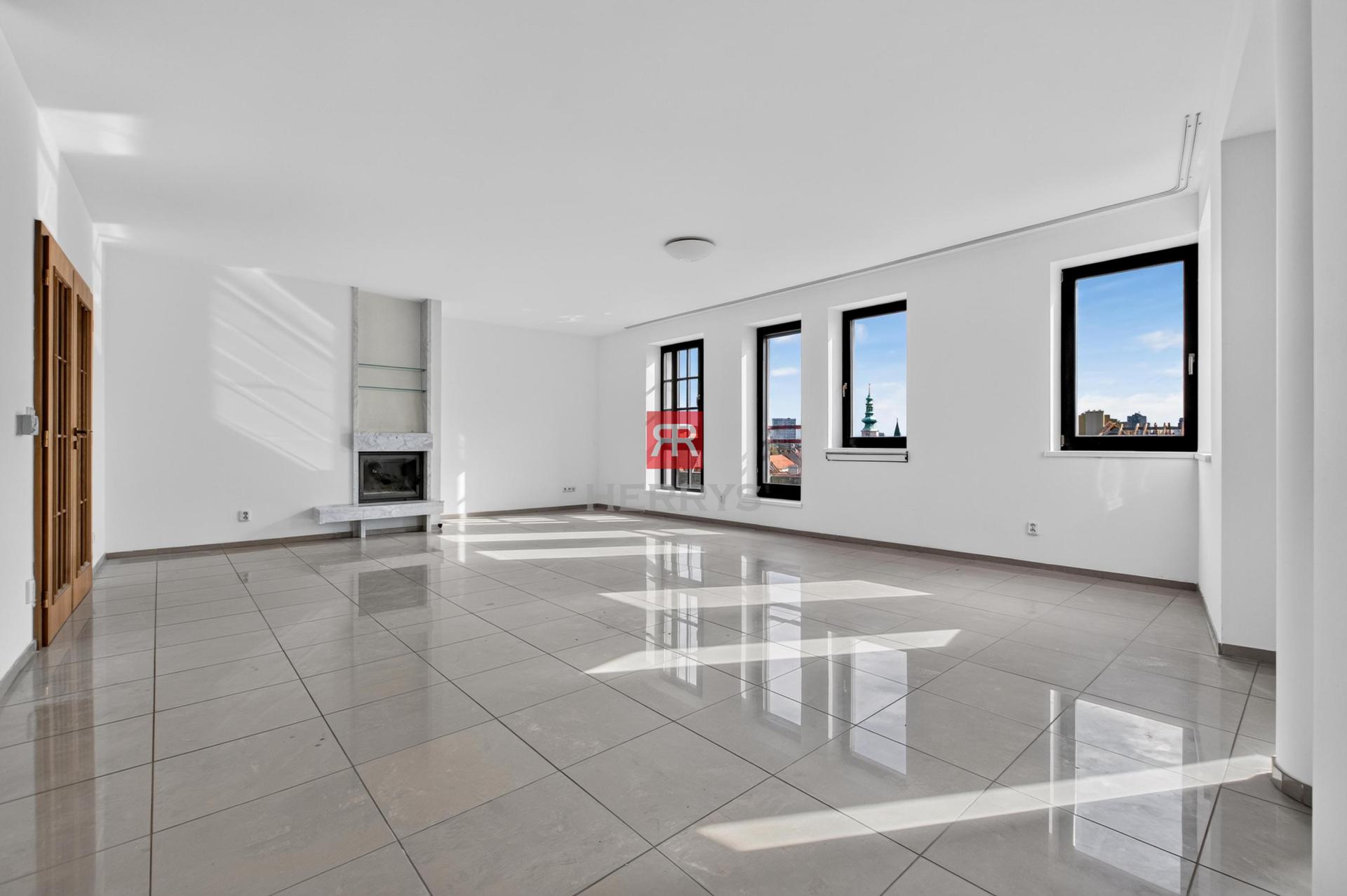 HERRYS – For sale attractive 4-room flat with parking on the prestigious Mikulášská st in Podhradie.