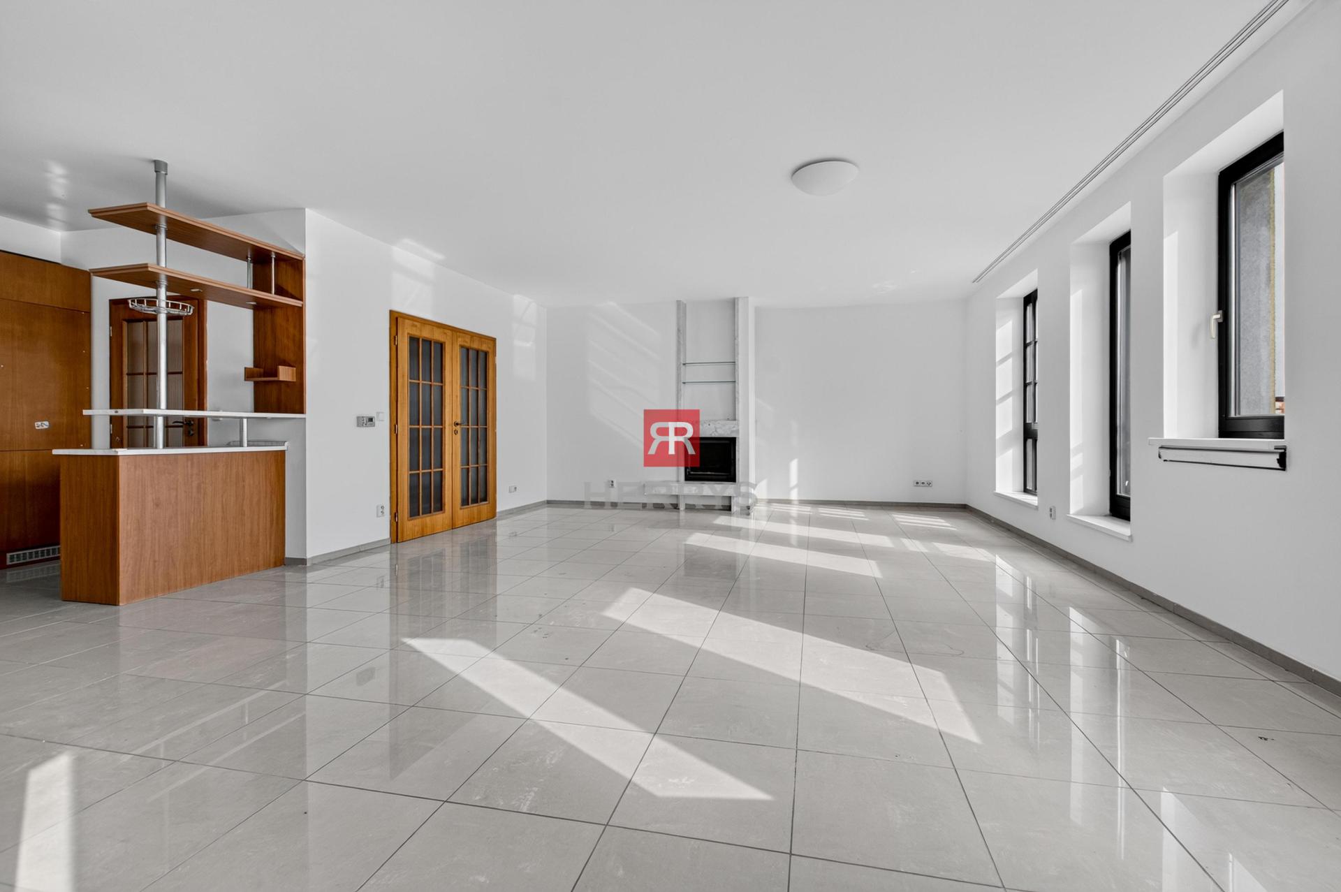 HERRYS – For sale attractive 4-room flat with parking on the prestigious Mikulášská st in Podhradie.