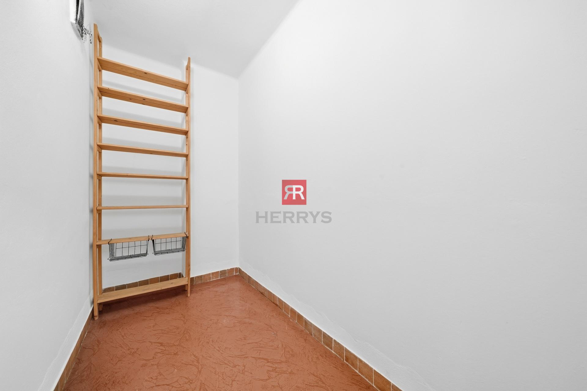 HERRYS - na predaj 2,5-izbový byt s halou a samostatnou kuchyňou na Budovateľskej ulici + pivnica