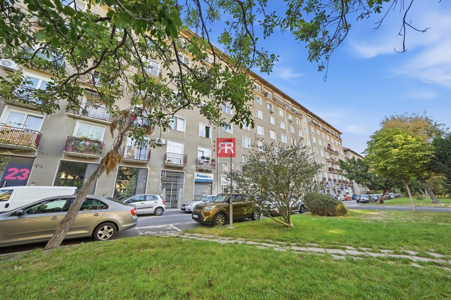 HERRYS - na predaj 2,5-izbový byt s halou a samostatnou kuchyňou na Budovateľskej ulici + pivnica