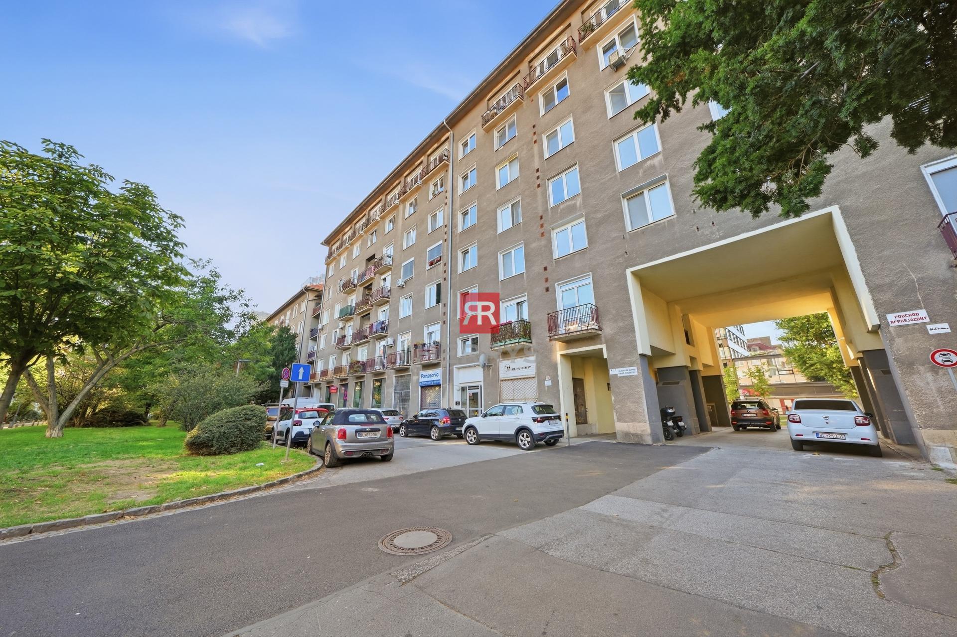 HERRYS - na predaj 2,5-izbový byt s halou a samostatnou kuchyňou na Budovateľskej ulici + pivnica