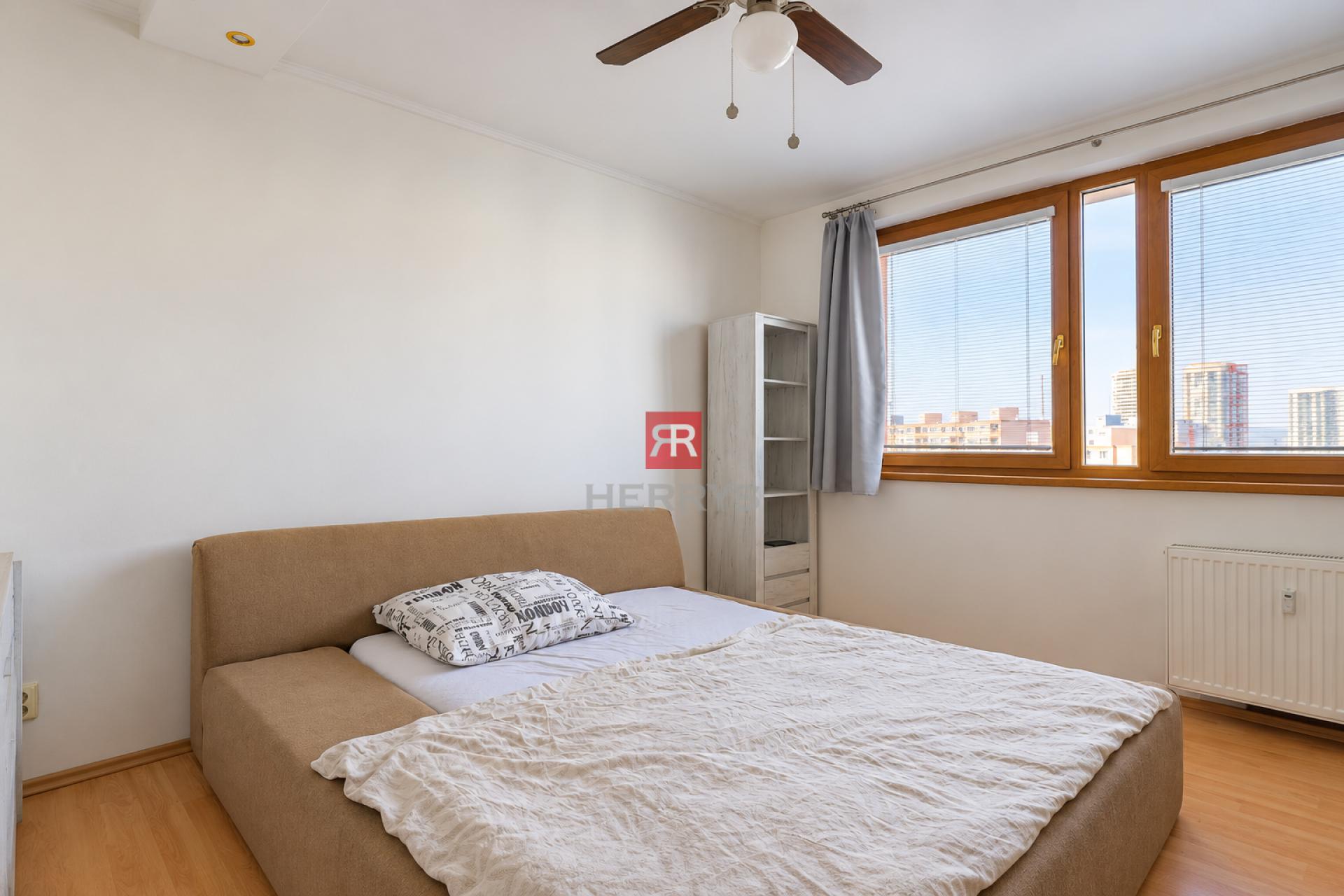 HERRYS – For Rent: Spacious, Bright, Fully Furnished 3-Room Apartment in Petržalka on Hálova Street&nbsp;