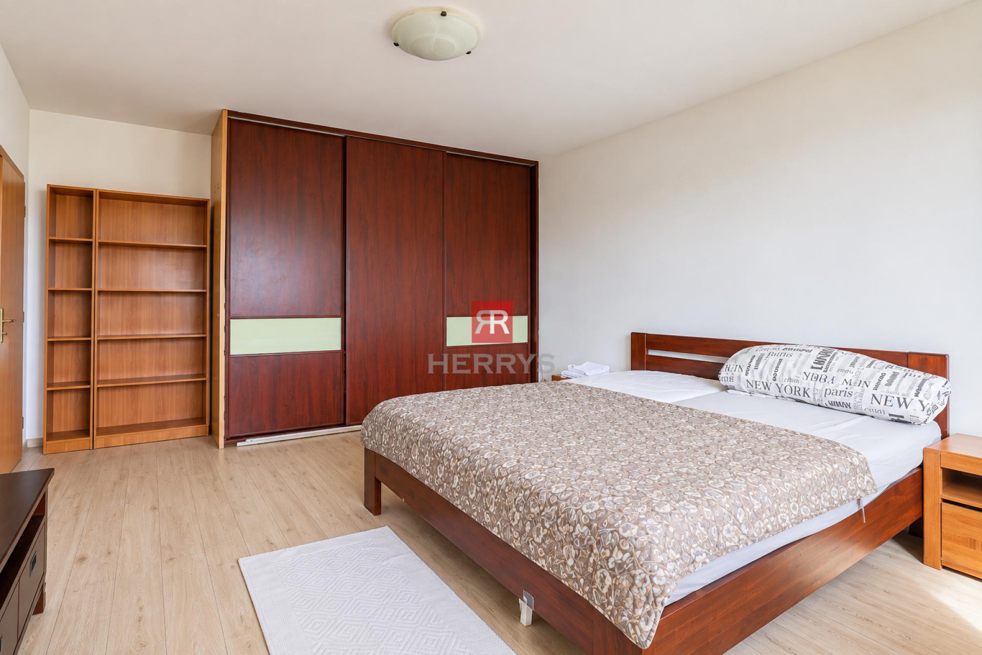 HERRYS – For Rent: Spacious, Bright, Fully Furnished 3-Room Apartment in Petržalka on Hálova Street&nbsp;