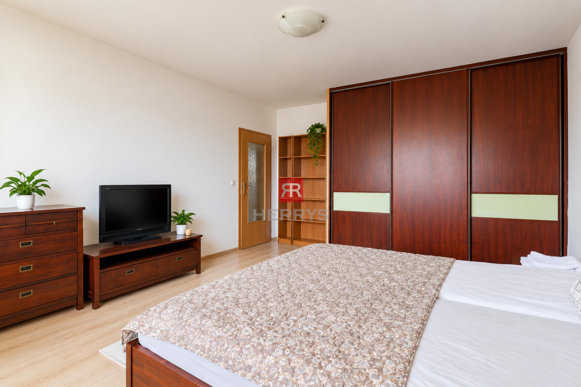 HERRYS – For Rent: Spacious, Bright, Fully Furnished 3-Room Apartment in Petržalka on Hálova Street&nbsp;