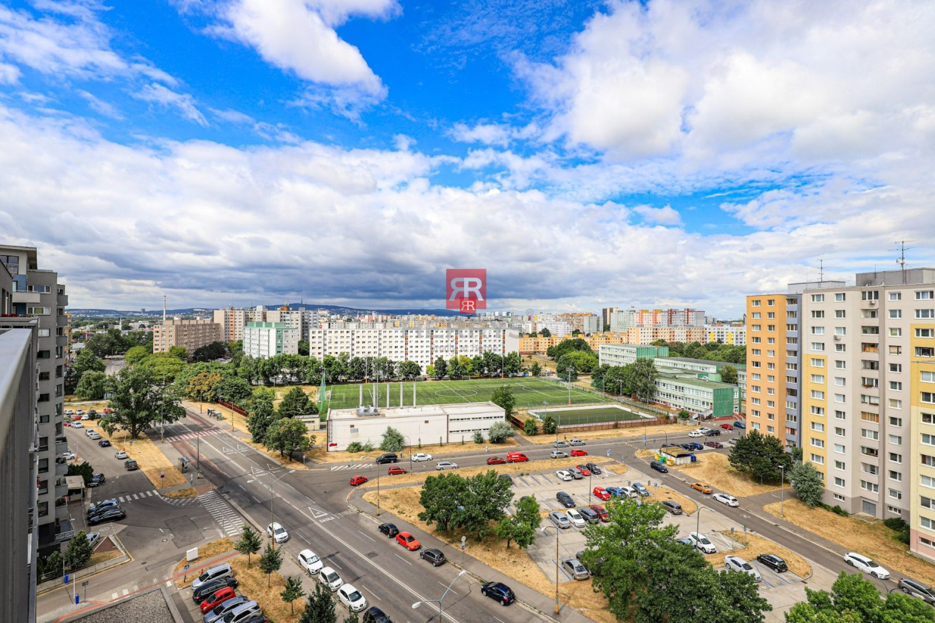 HERRYS - Na prenájom kompletne zariadený 2 izbový byt s balkónom a garážovým státím v Petržalke