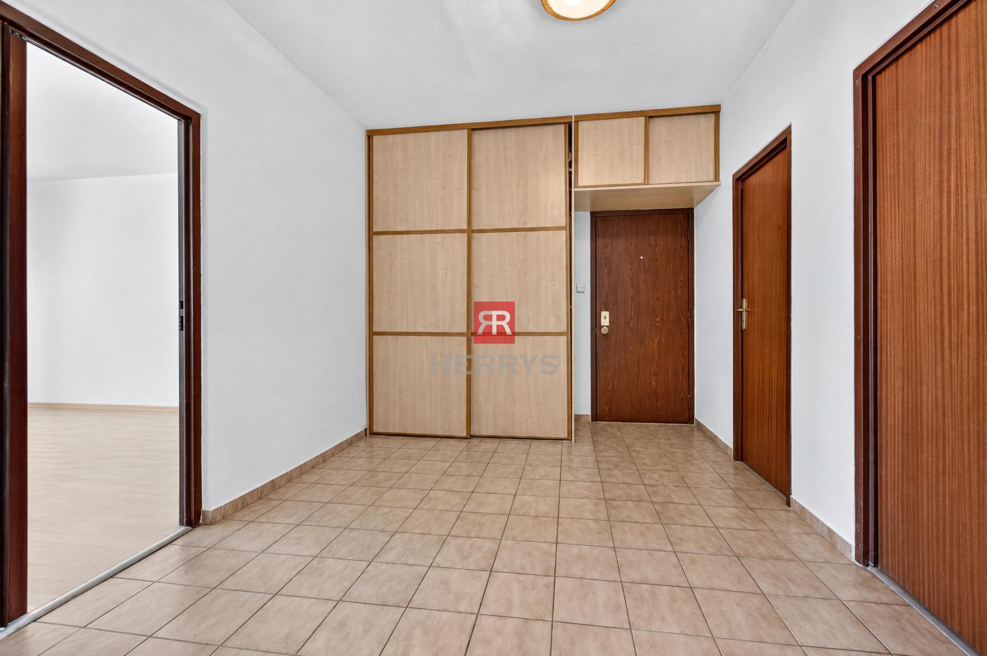 HERRYS - NA PREDAJ 4-IZBOVÝ BYT S VEĽKÝM POTENCIÁLOM – 80 m², PRIESTOR PRE VAŠE PREDSTAVY