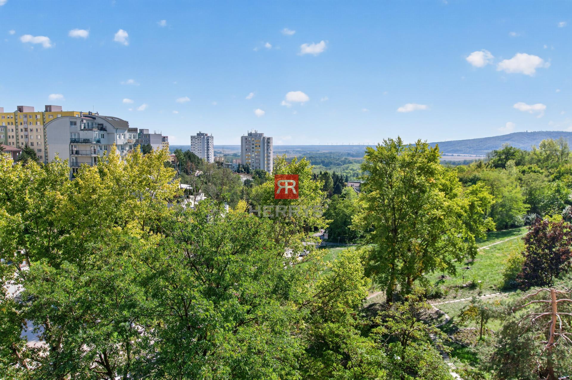 HERRYS – 4-ROOM APARTMENT FOR SALE WITH GREAT POTENTIAL – 80 m², SPACE FOR YOUR OWN VISION