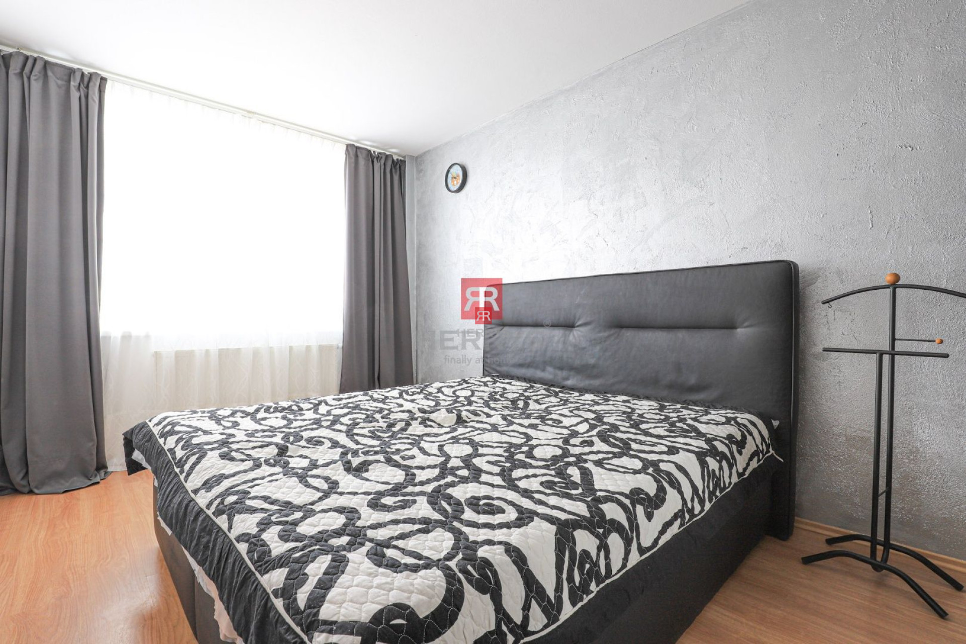 HERRYS - Na prenájom kompletne zariadený 2 izbový byt s balkónom a garážovým státím v Petržalke