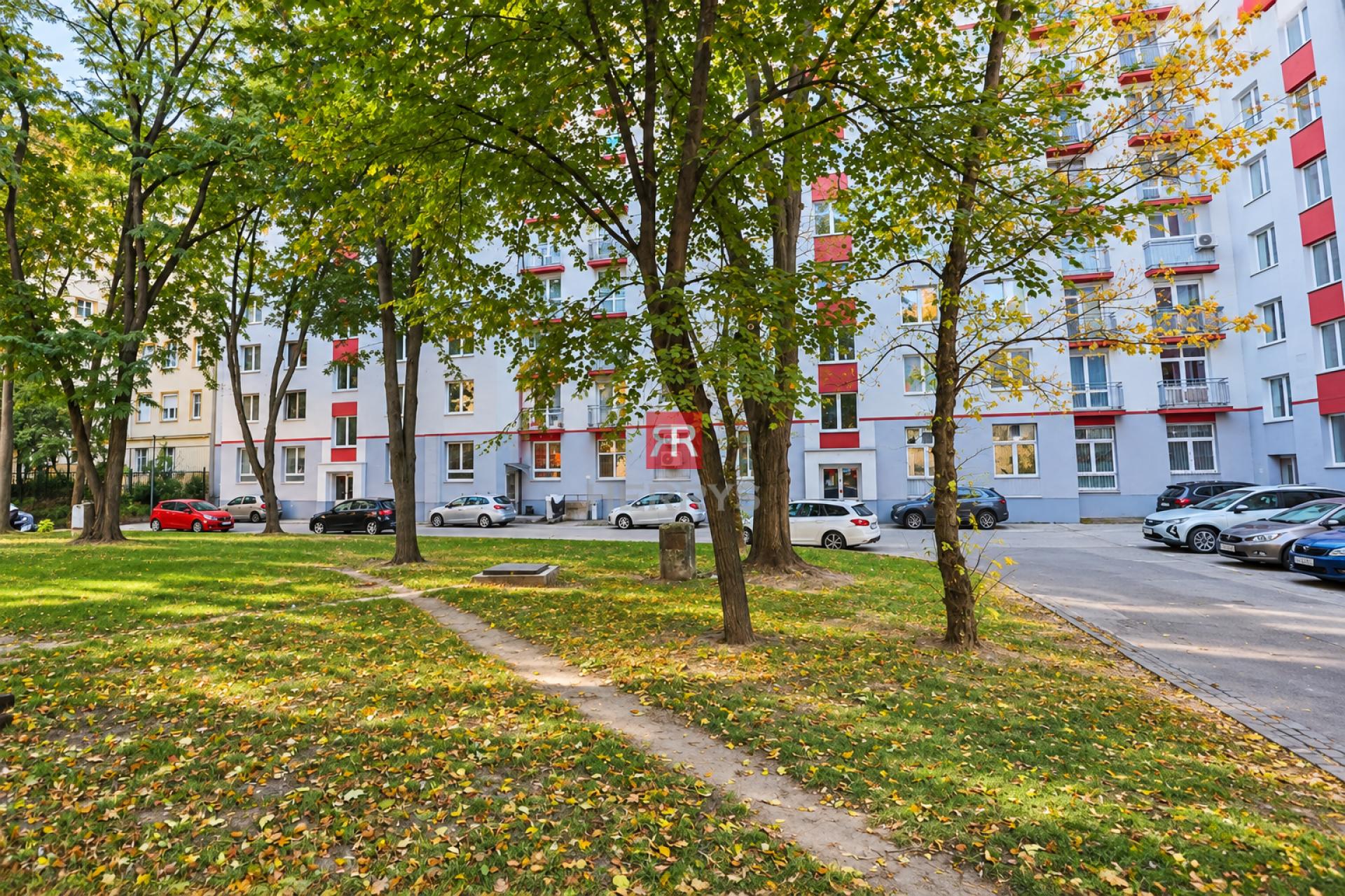 &nbsp;HERRYS – Na prenájom zariadený 2,5-izbový byt s loggiou vo vyhľadávanej lokalite na Račianskej ul.&nbsp;&nbsp;&nbsp;