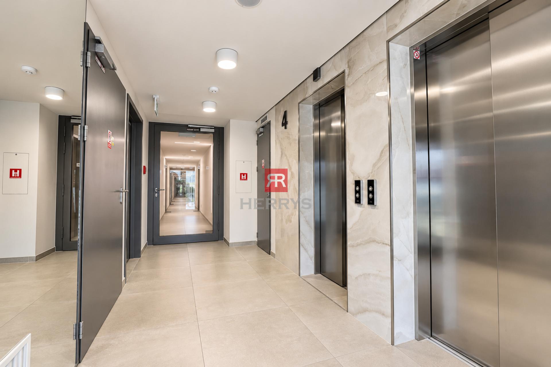 HERRYS – Na predaj priestranný 1-izbový apartmán s balkónom v prémiovom projekte Metropolis