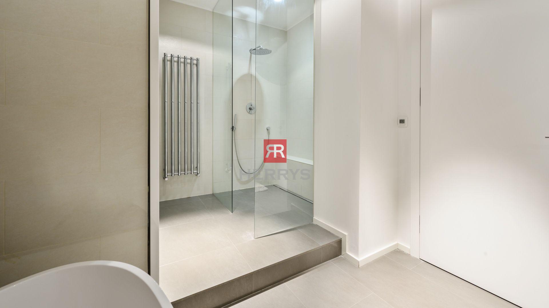 HERRYS - For rent spacious and modern flat with garden in Condominium Renaissance