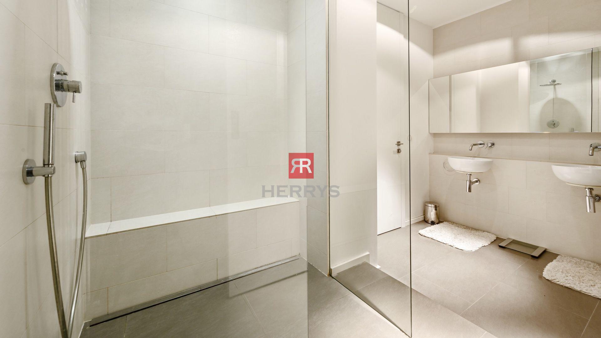 HERRYS - For rent spacious and modern flat with garden in Condominium Renaissance