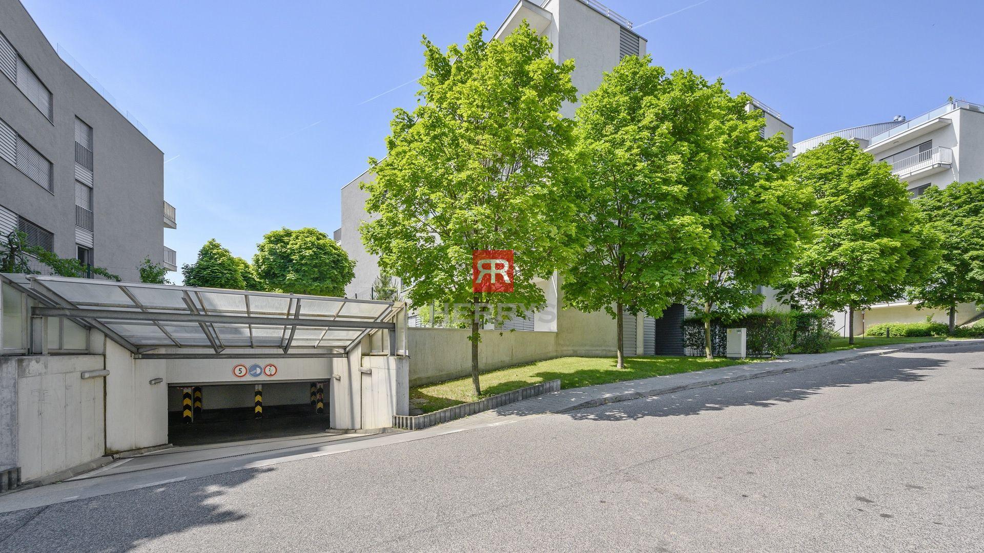 HERRYS - For rent spacious and modern flat with garden in Condominium Renaissance