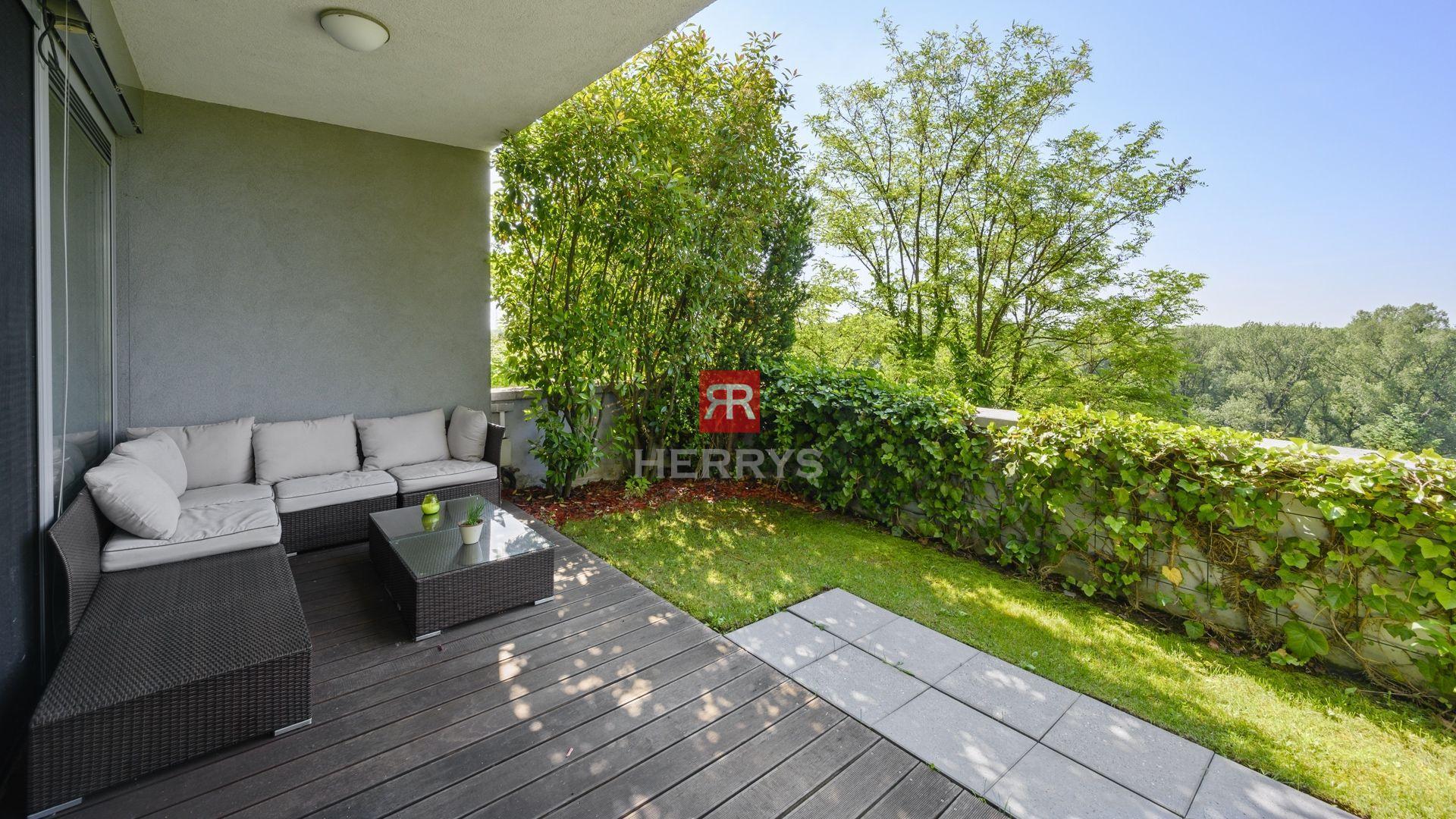 HERRYS - For rent spacious and modern flat with garden in Condominium Renaissance