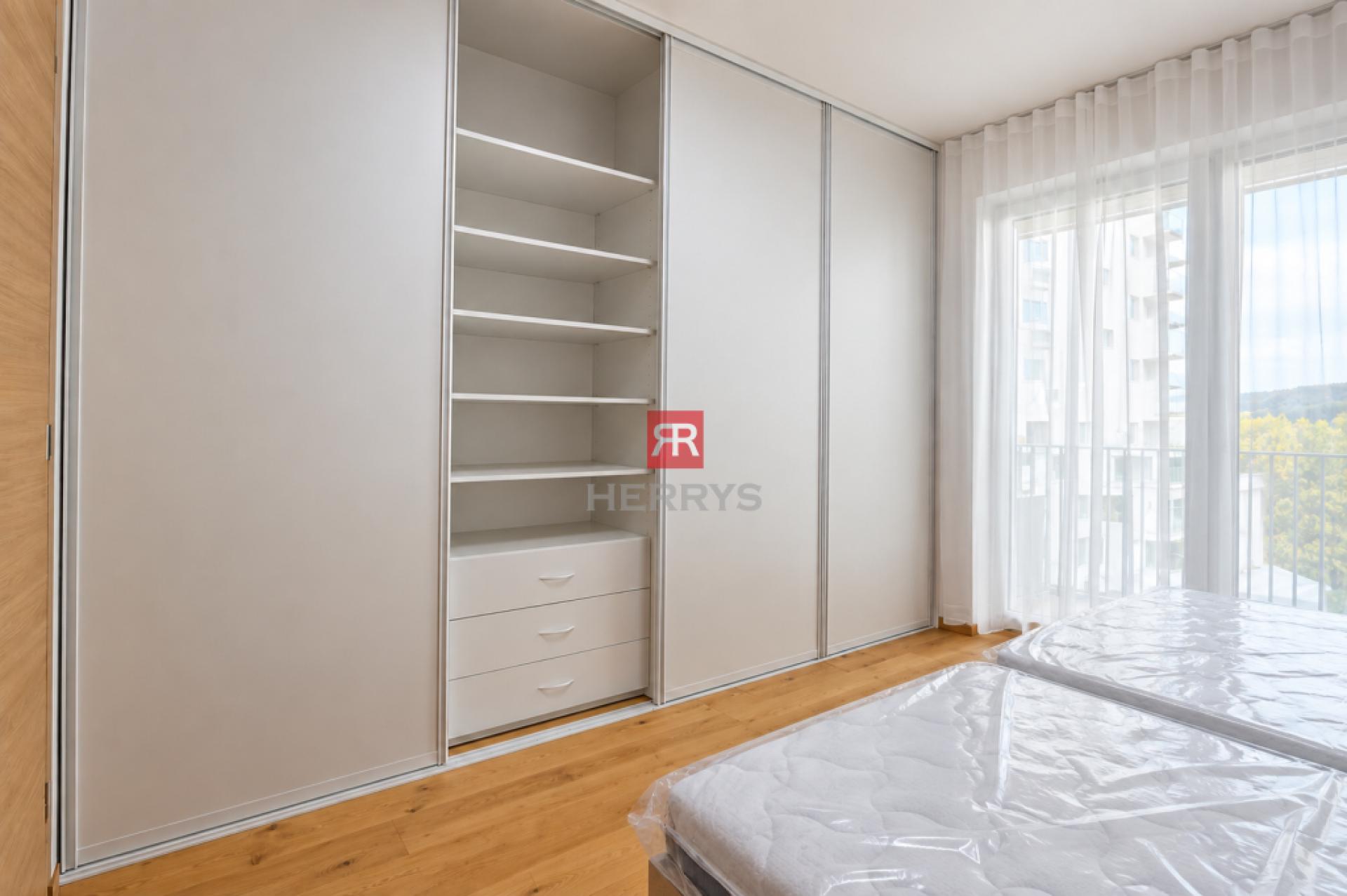 HERRYS - Úplne nový 2-izbový byt s veľkou loggiou (13,31m2), parkovaním a kobkou - Čerešne