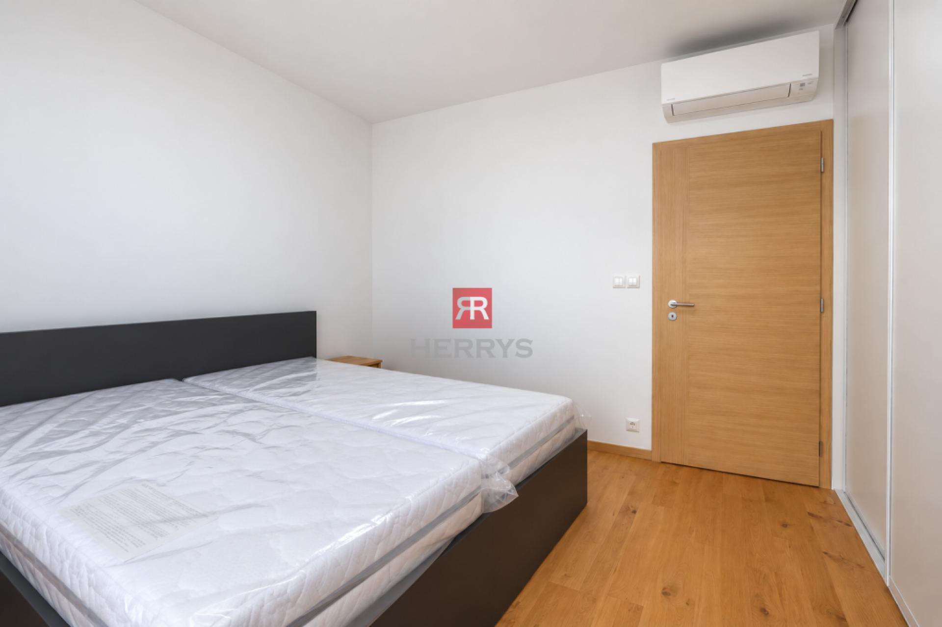 HERRYS - Úplne nový 2-izbový byt s veľkou loggiou (13,31m2), parkovaním a kobkou - Čerešne