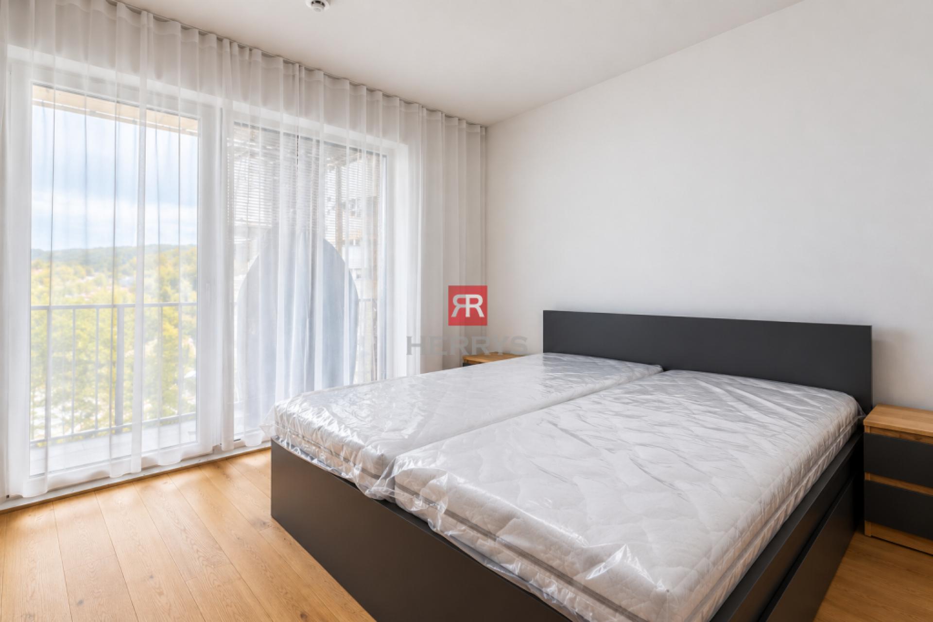 HERRYS - Úplne nový 2-izbový byt s veľkou loggiou (13,31m2), parkovaním a kobkou - Čerešne