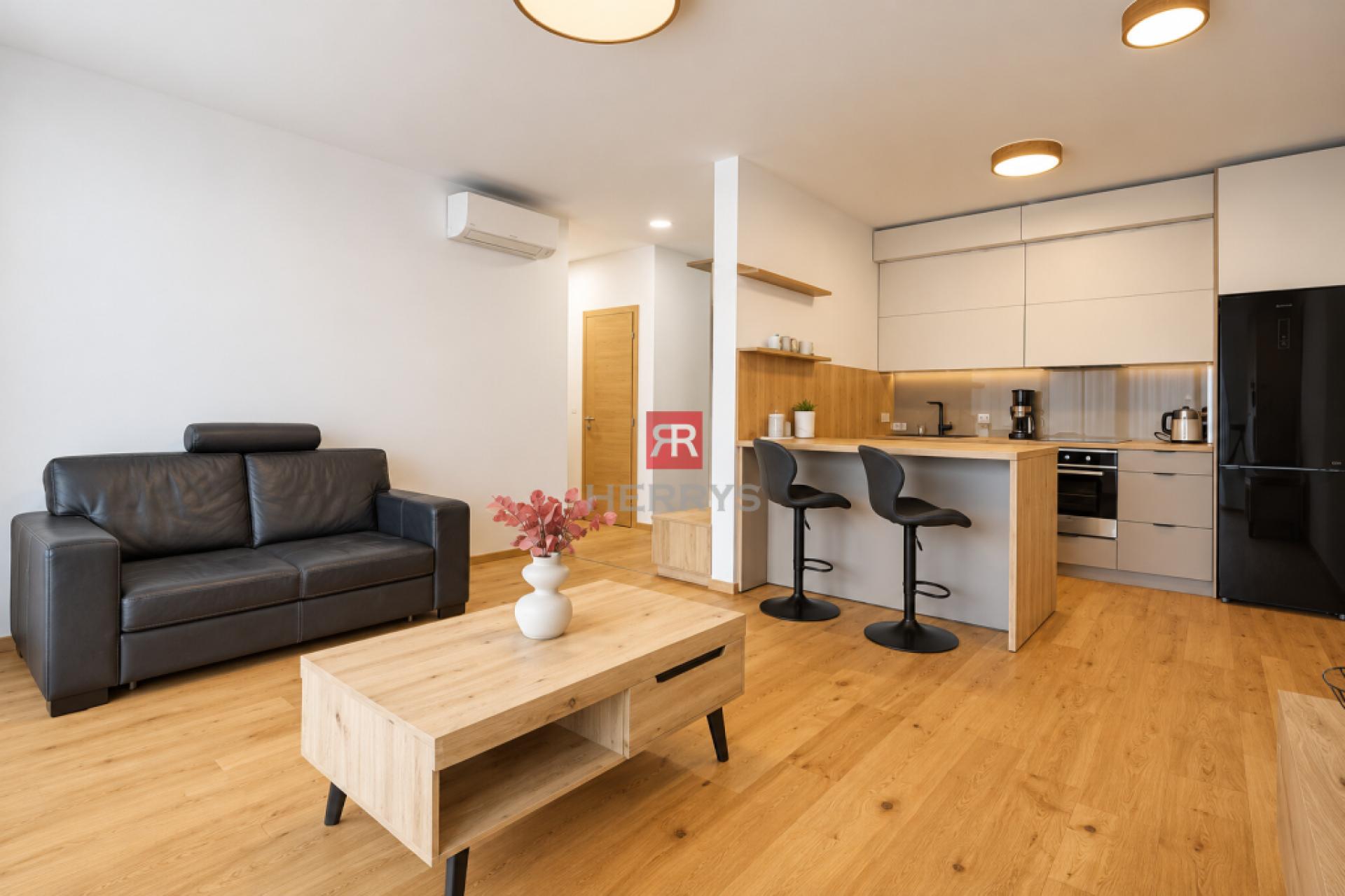 HERRYS - Úplne nový 2-izbový byt s veľkou loggiou (13,31m2), parkovaním a kobkou - Čerešne