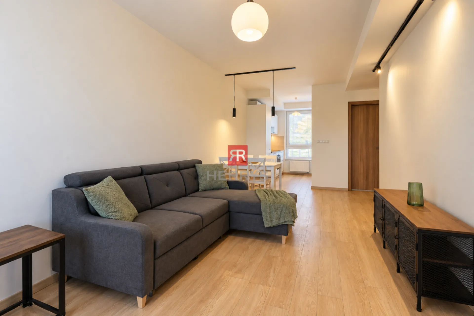 HERRYS - New 2.5-room apartment with parking, a loggia, and a home office/walk-in closet - Kutlíkova