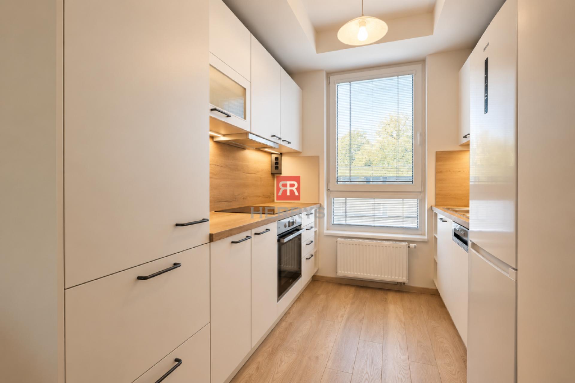 HERRYS - New 2.5-room apartment with parking, a loggia, and a home office/walk-in closet - Kutlíkova