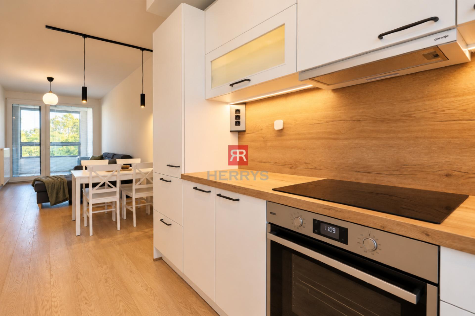 HERRYS - New 2.5-room apartment with parking, a loggia, and a home office/walk-in closet - Kutlíkova