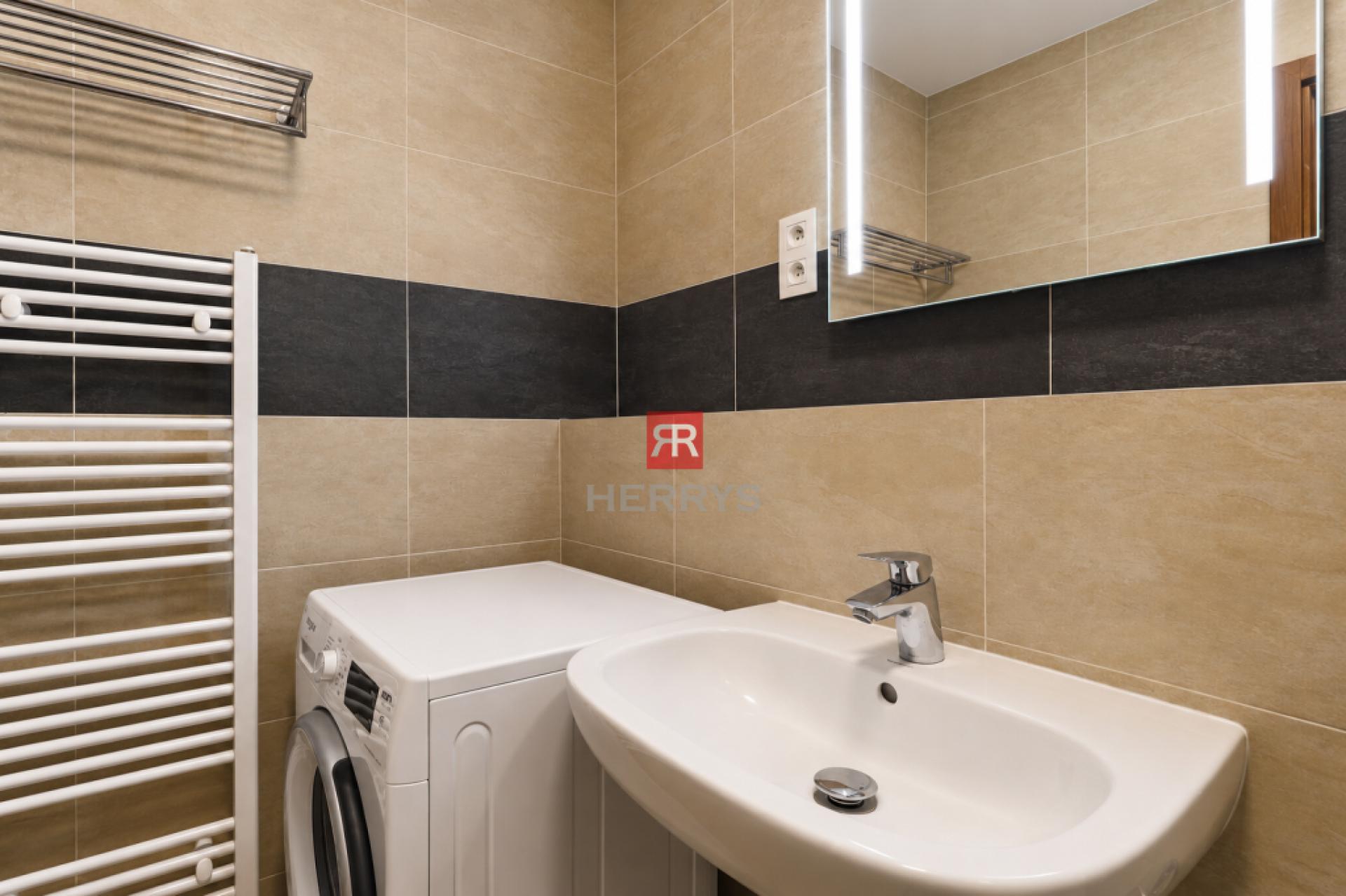 HERRYS - New 2.5-room apartment with parking, a loggia, and a home office/walk-in closet - Kutlíkova