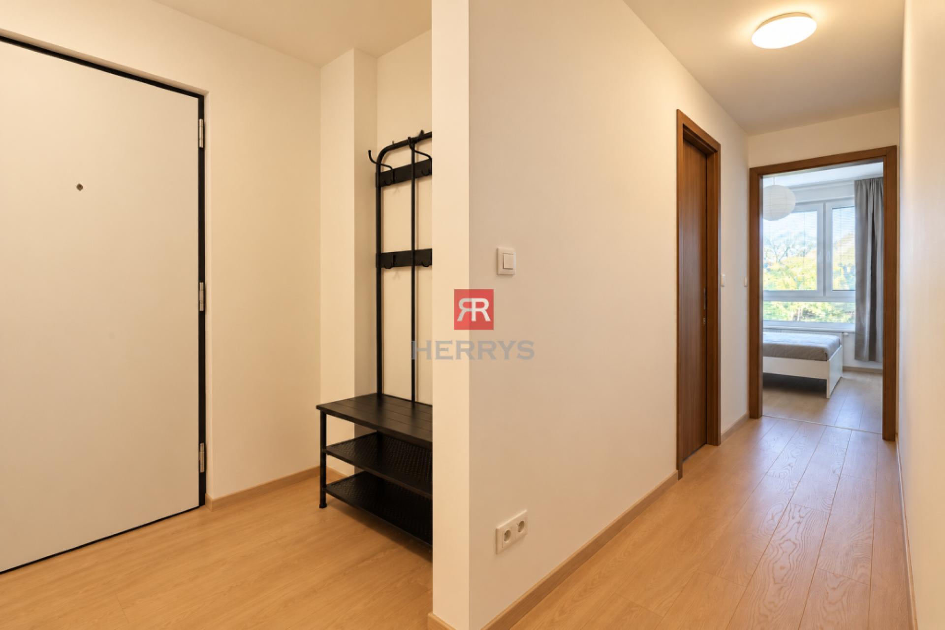 HERRYS - New 2.5-room apartment with parking, a loggia, and a home office/walk-in closet - Kutlíkova