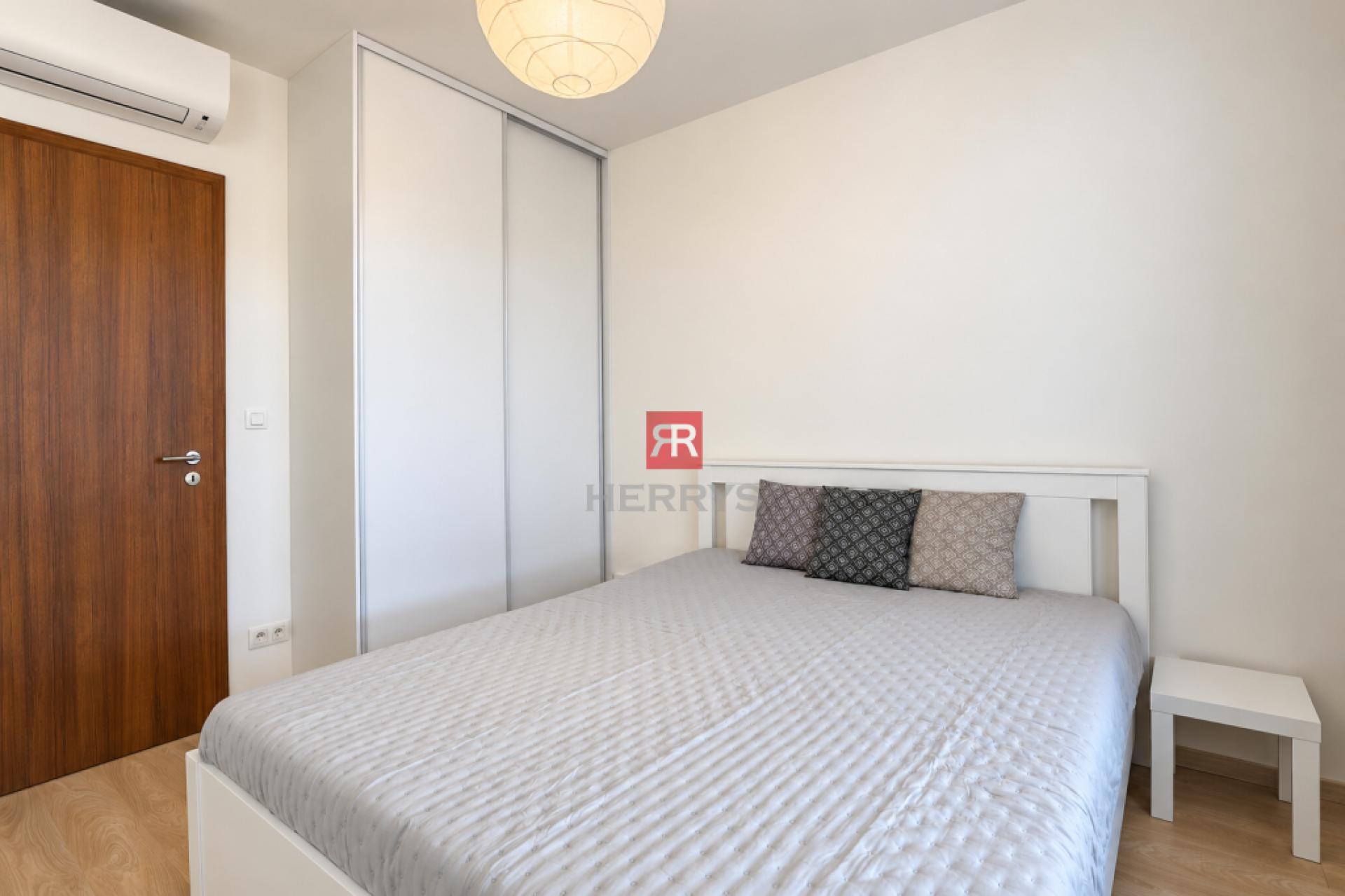 HERRYS - New 2.5-room apartment with parking, a loggia, and a home office/walk-in closet - Kutlíkova