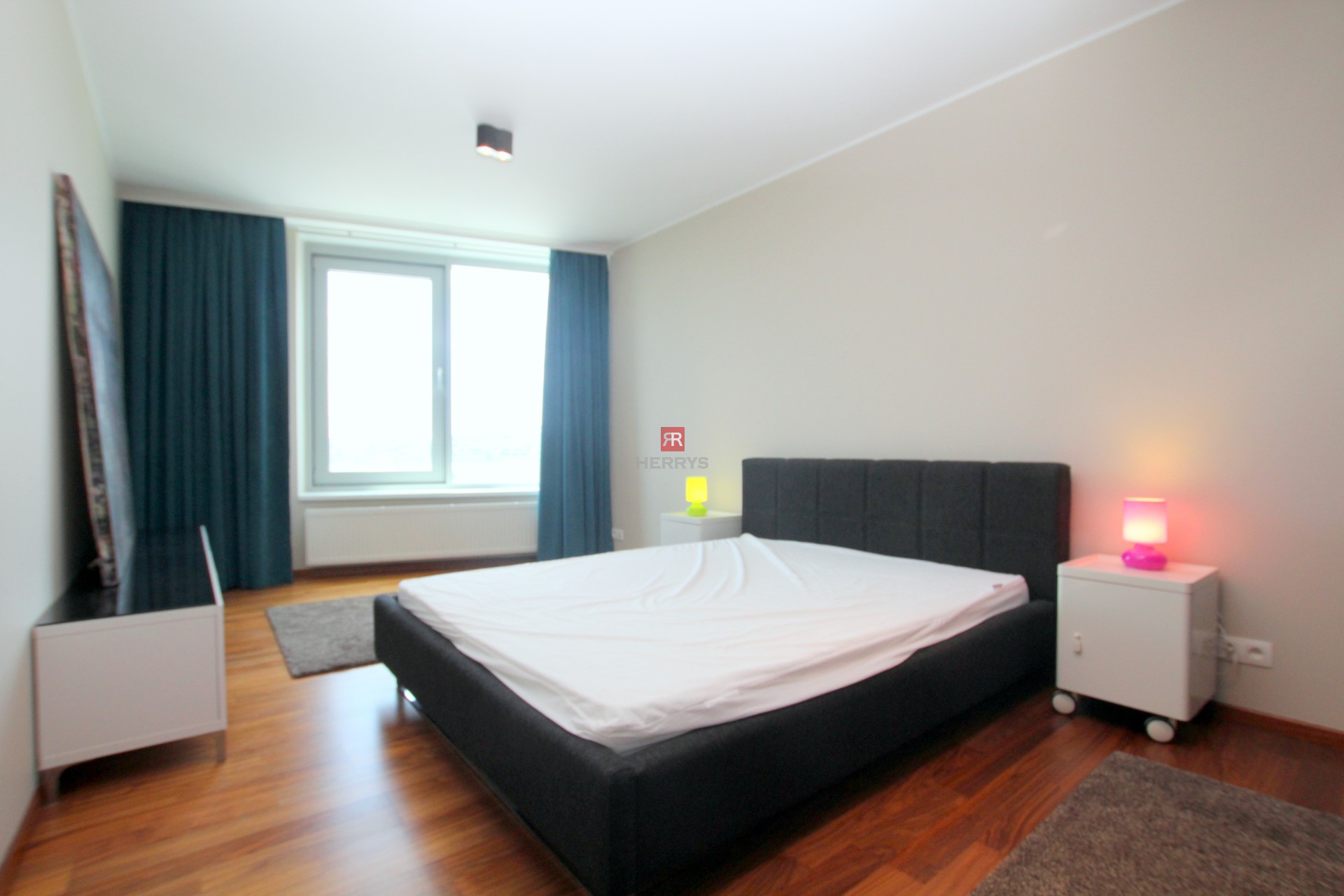 HERRYS - Na prenájom priestranný 3 izbový byt s parkovaním, v projekte III Veže s výhľadom na mesto