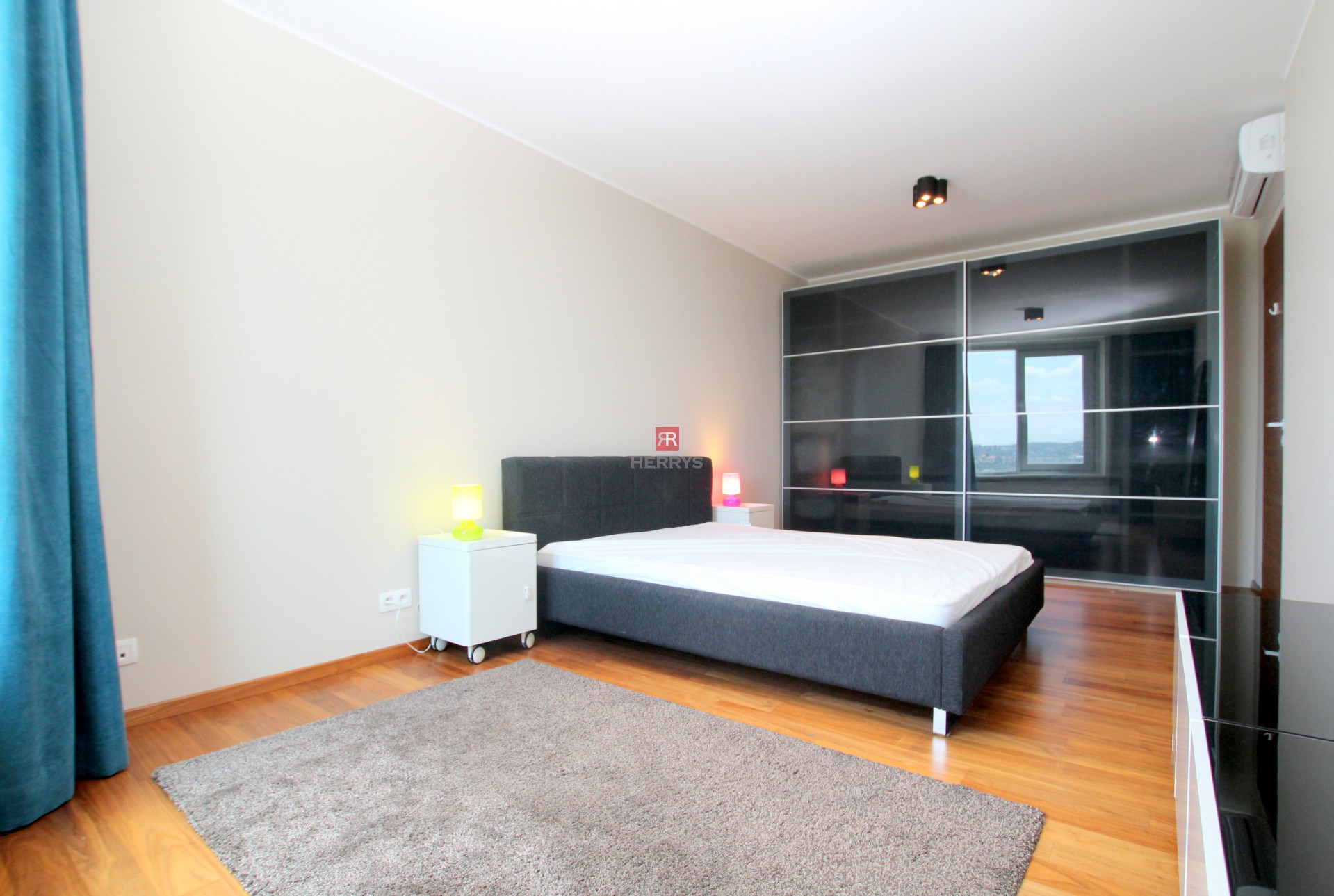 HERRYS - Na prenájom priestranný 3 izbový byt s parkovaním, v projekte III Veže s výhľadom na mesto