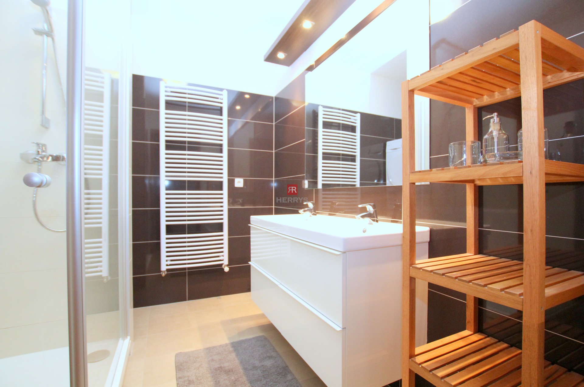 HERRYS - Na prenájom priestranný 3 izbový byt s parkovaním, v projekte III Veže s výhľadom na mesto