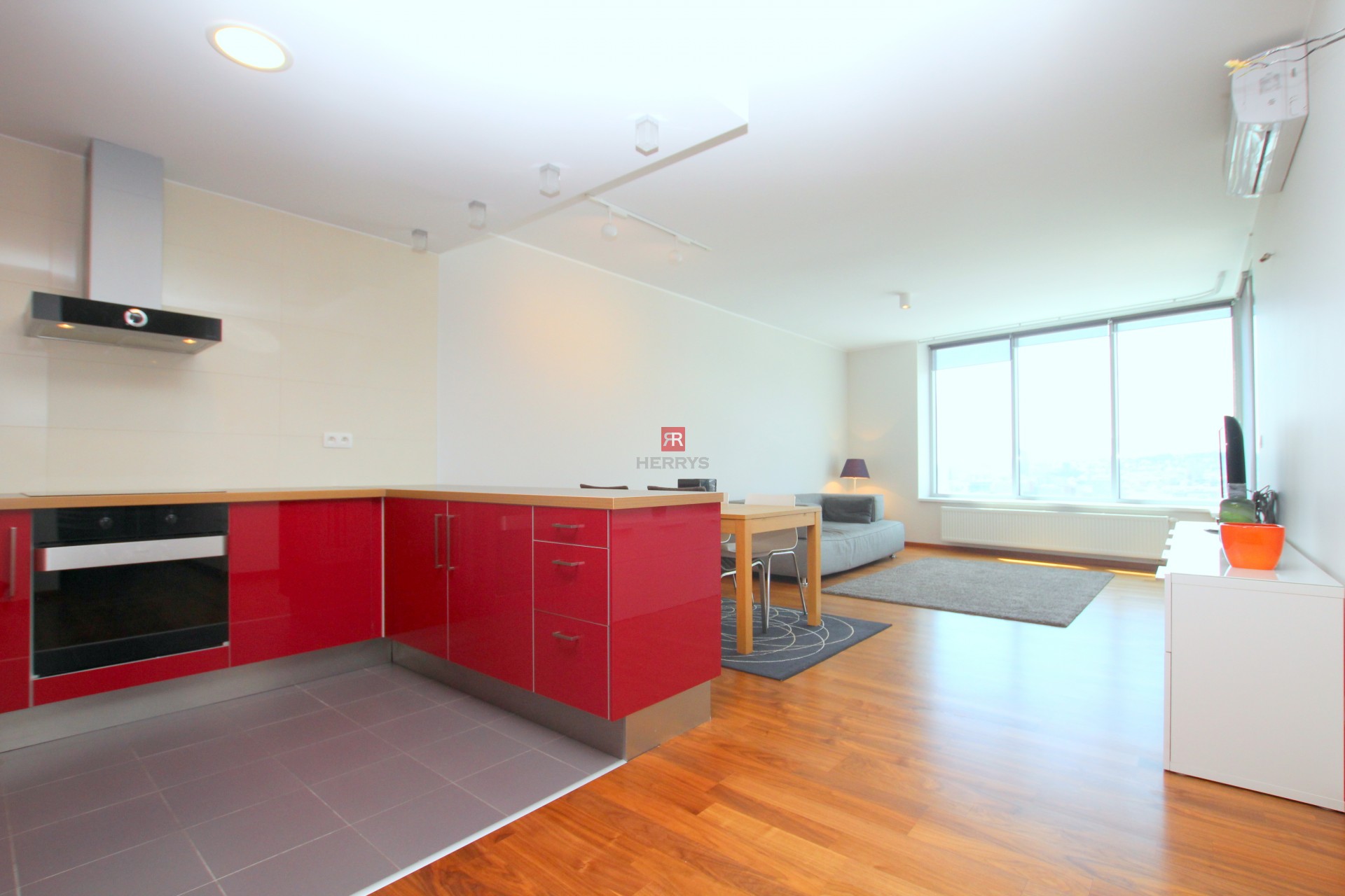 HERRYS - Na prenájom priestranný 3 izbový byt s parkovaním, v projekte III Veže s výhľadom na mesto