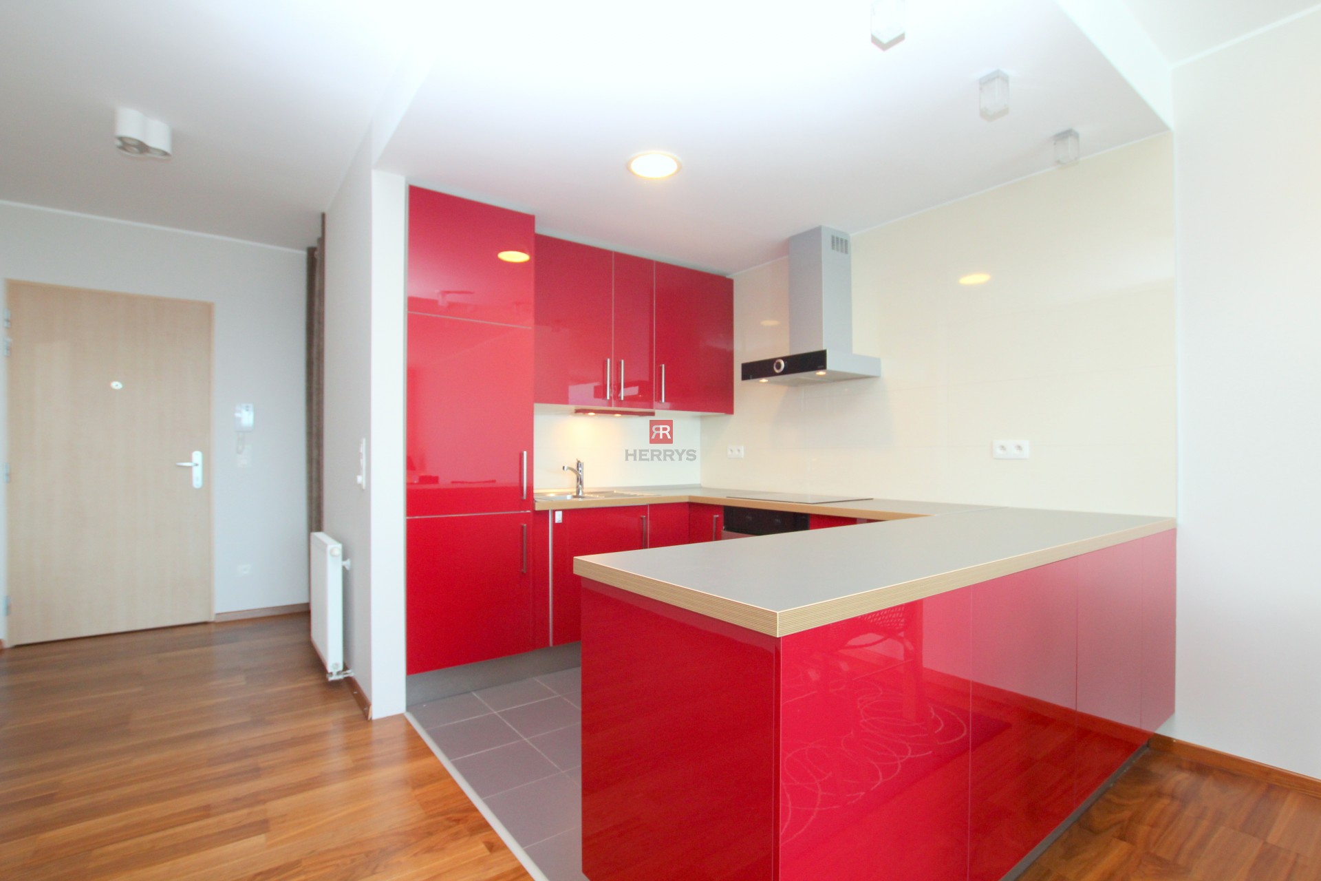 HERRYS - Na prenájom priestranný 3 izbový byt s parkovaním, v projekte III Veže s výhľadom na mesto