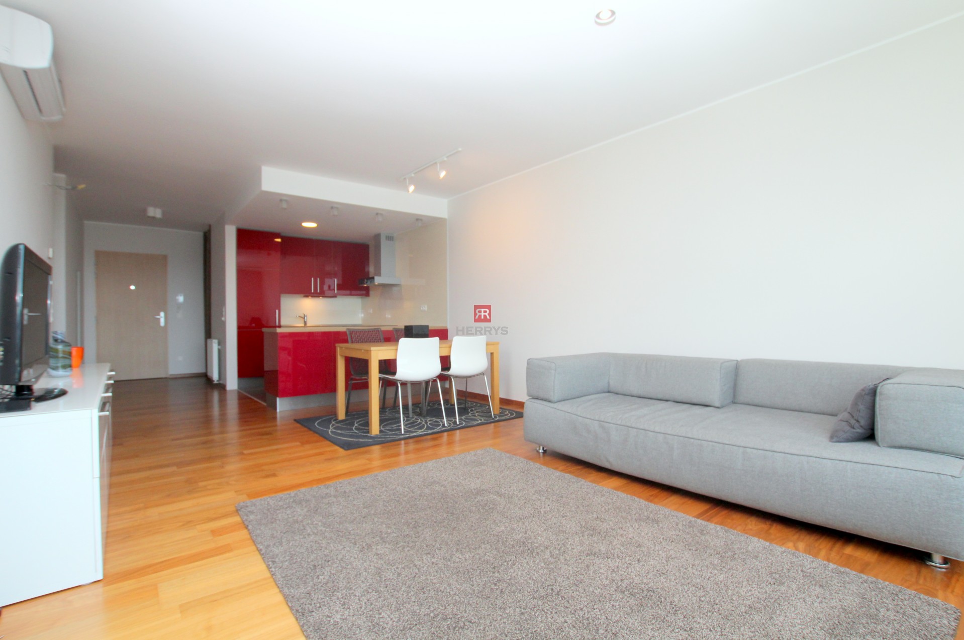 HERRYS - Na prenájom priestranný 3 izbový byt s parkovaním, v projekte III Veže s výhľadom na mesto