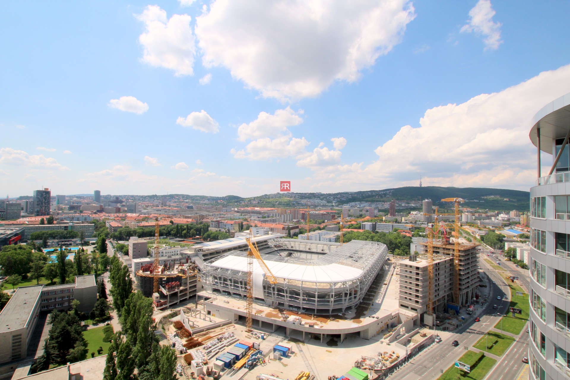 HERRYS - Na prenájom priestranný 3 izbový byt s parkovaním, v projekte III Veže s výhľadom na mesto