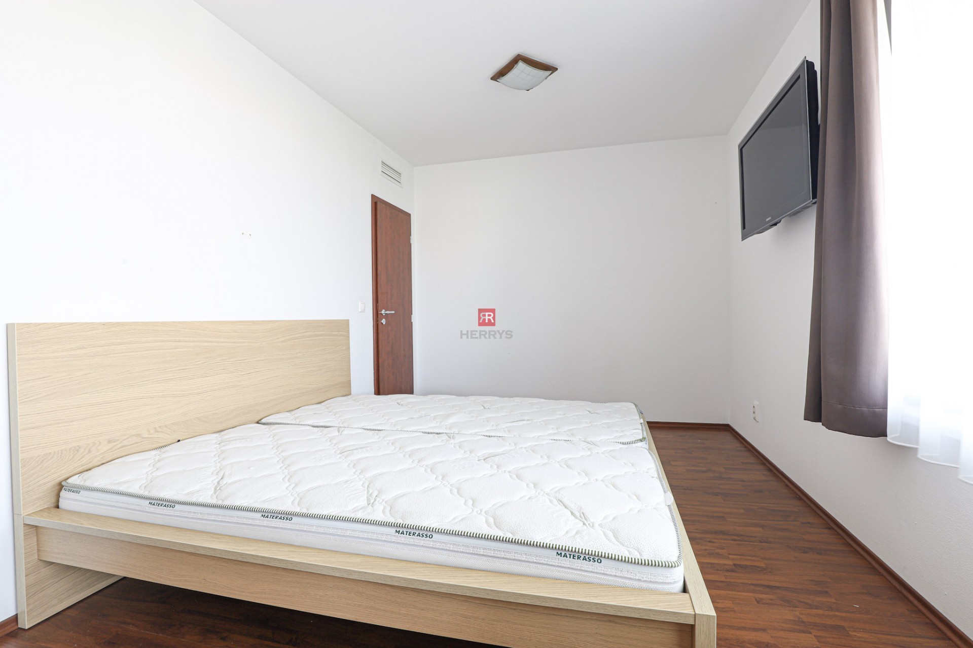 HERRYS - Na prenájom kompletne zariadený 2 izbový byt s loggiou v komplexe RETRO v Ružinove