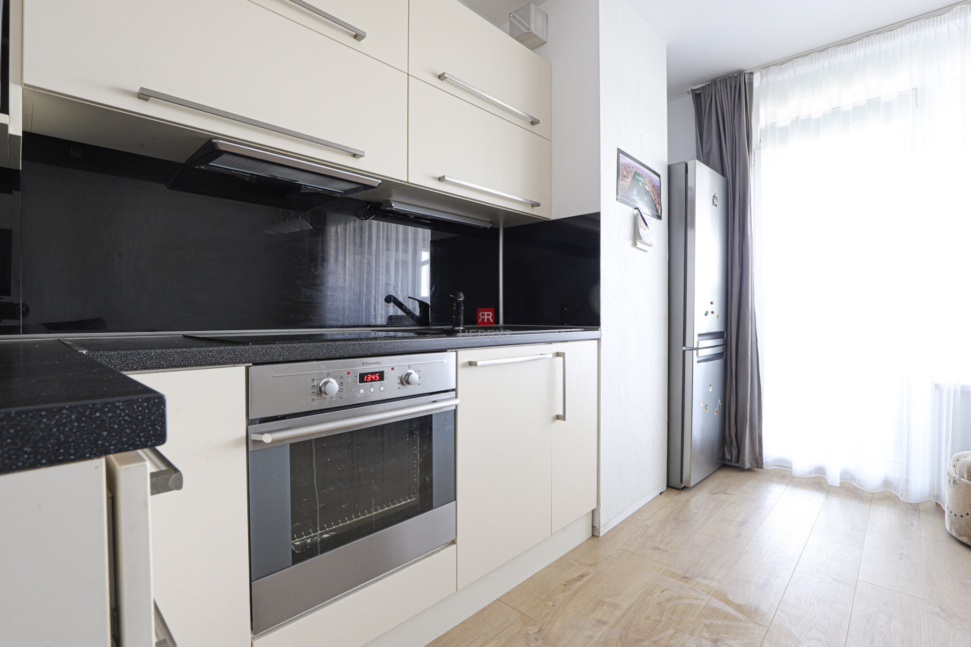 HERRYS - Na prenájom kompletne zariadený 2 izbový byt s loggiou v komplexe RETRO v Ružinove