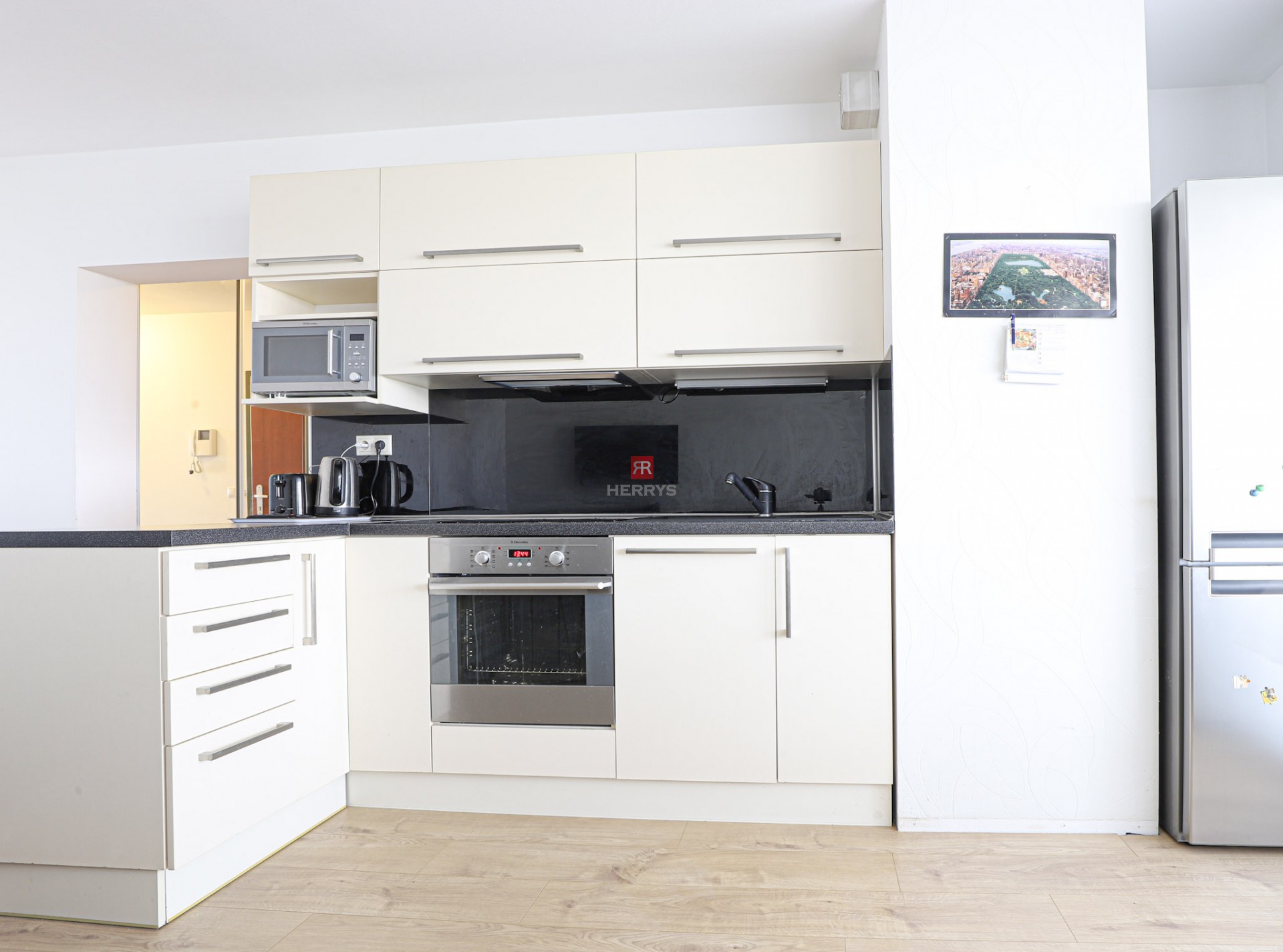 HERRYS - Na prenájom kompletne zariadený 2 izbový byt s loggiou v komplexe RETRO v Ružinove