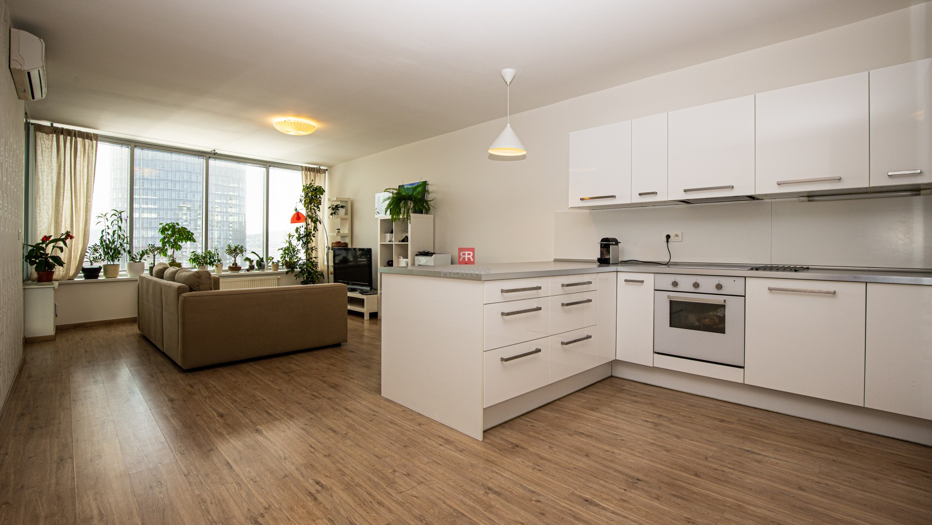 HERRYS - Na prenájom priestranný 2 izbový byt s garážovým státím v projekte III Veže