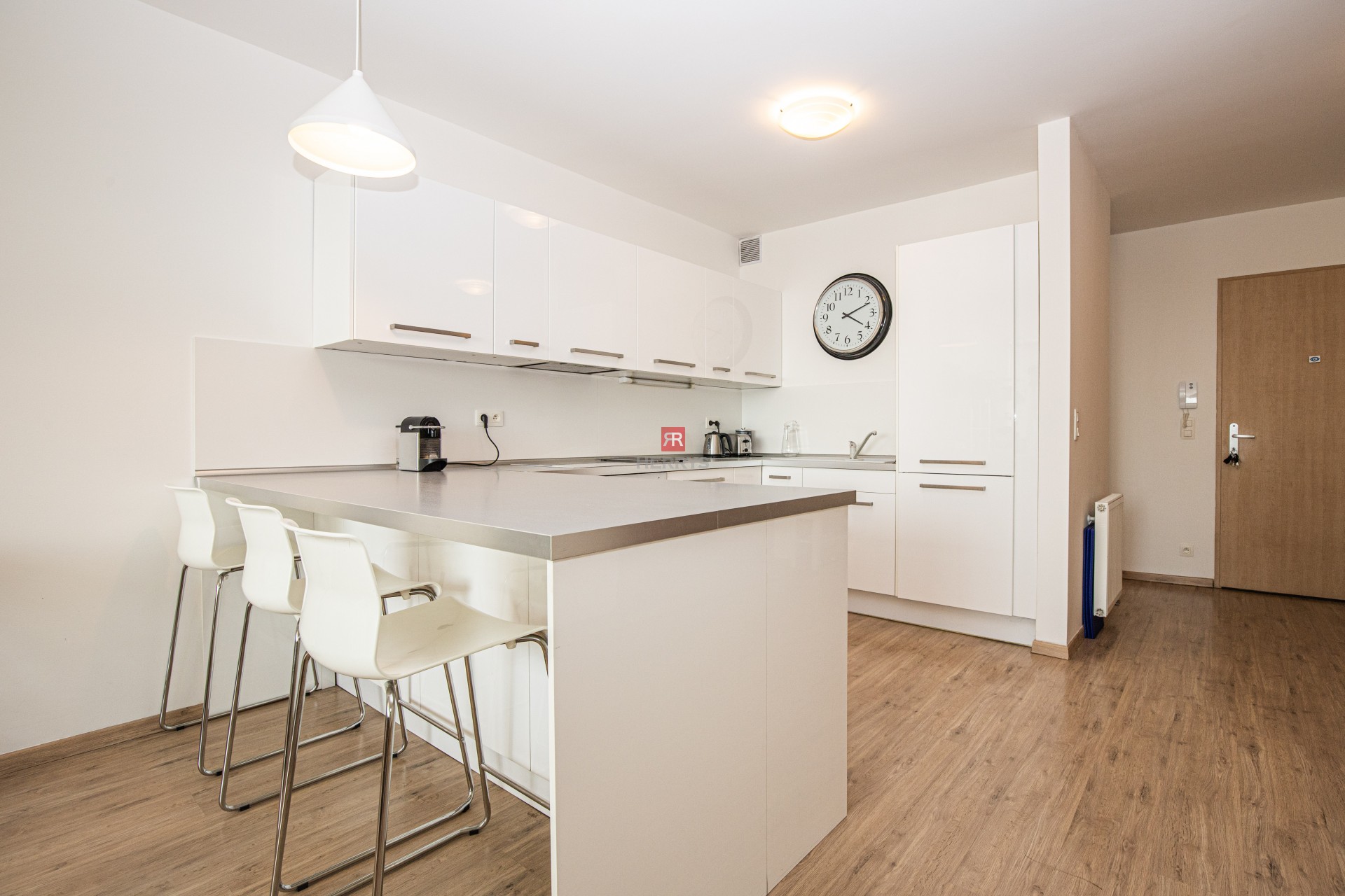 HERRYS - For rent spacious 2 room flat with garage parking place in project III Towers